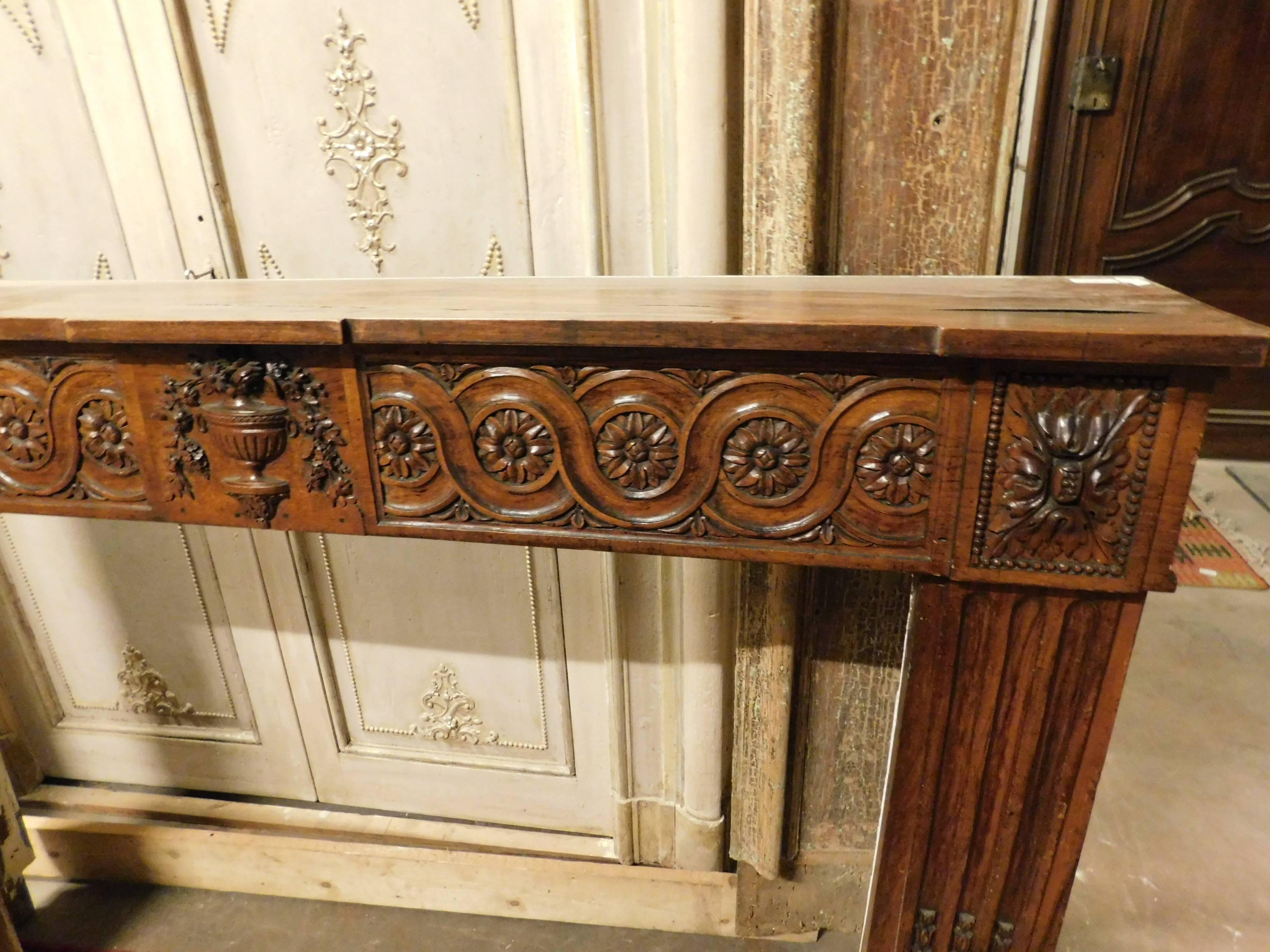 18th Century Richly Carved Wood Fireplace Mantel In Good Condition In Cuneo, Italy (CN)