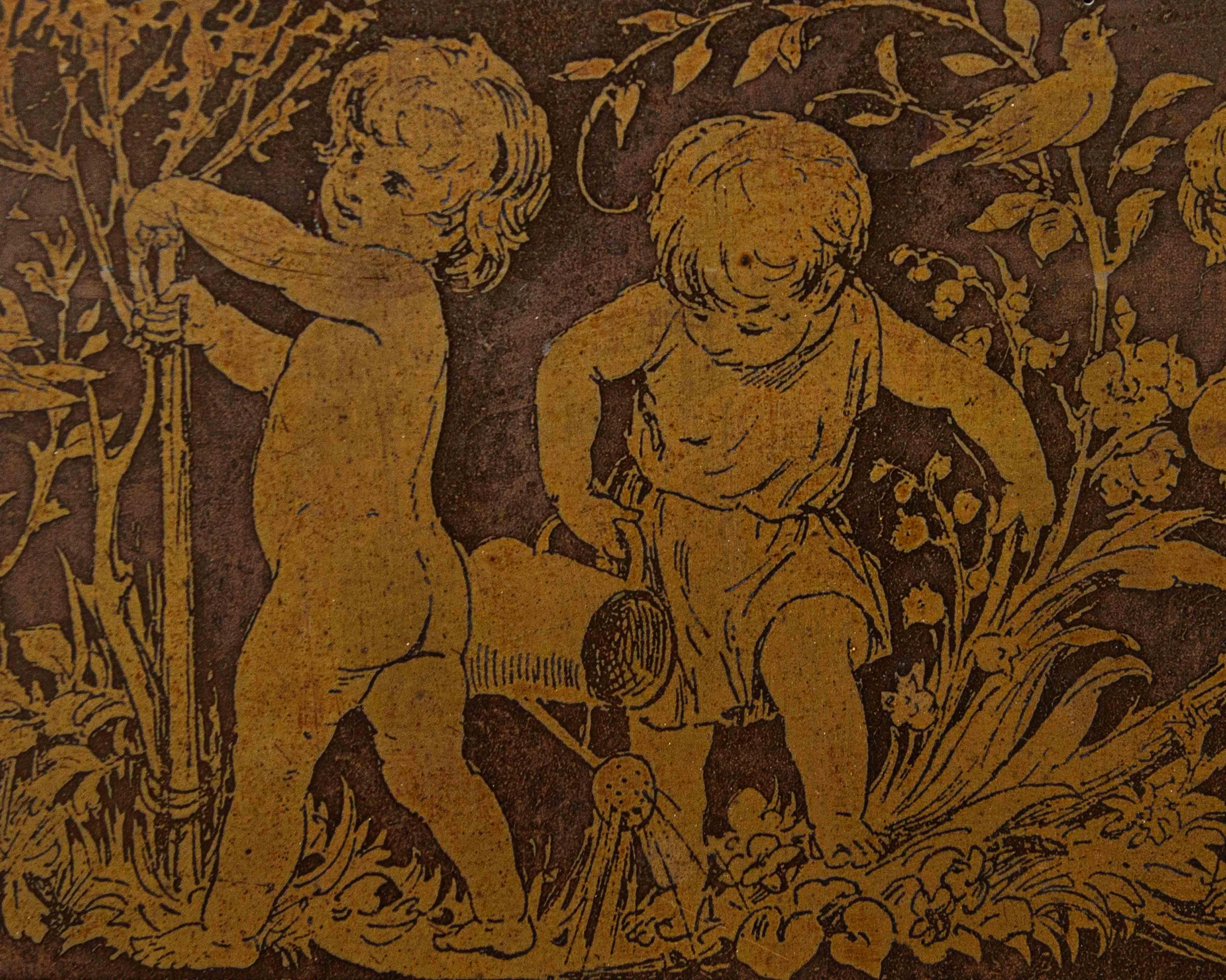 Siglo XVIII

Alegorías de las estaciones con putti

Cobre, 60 x 40 cm

Enmarcado, 76 x 56 cm

La losa del siglo XVIII que aquí se describe está dividida en cuatro escenas de desarrollo horizontal. Estos pequeños frisos presentan putti empeñados en