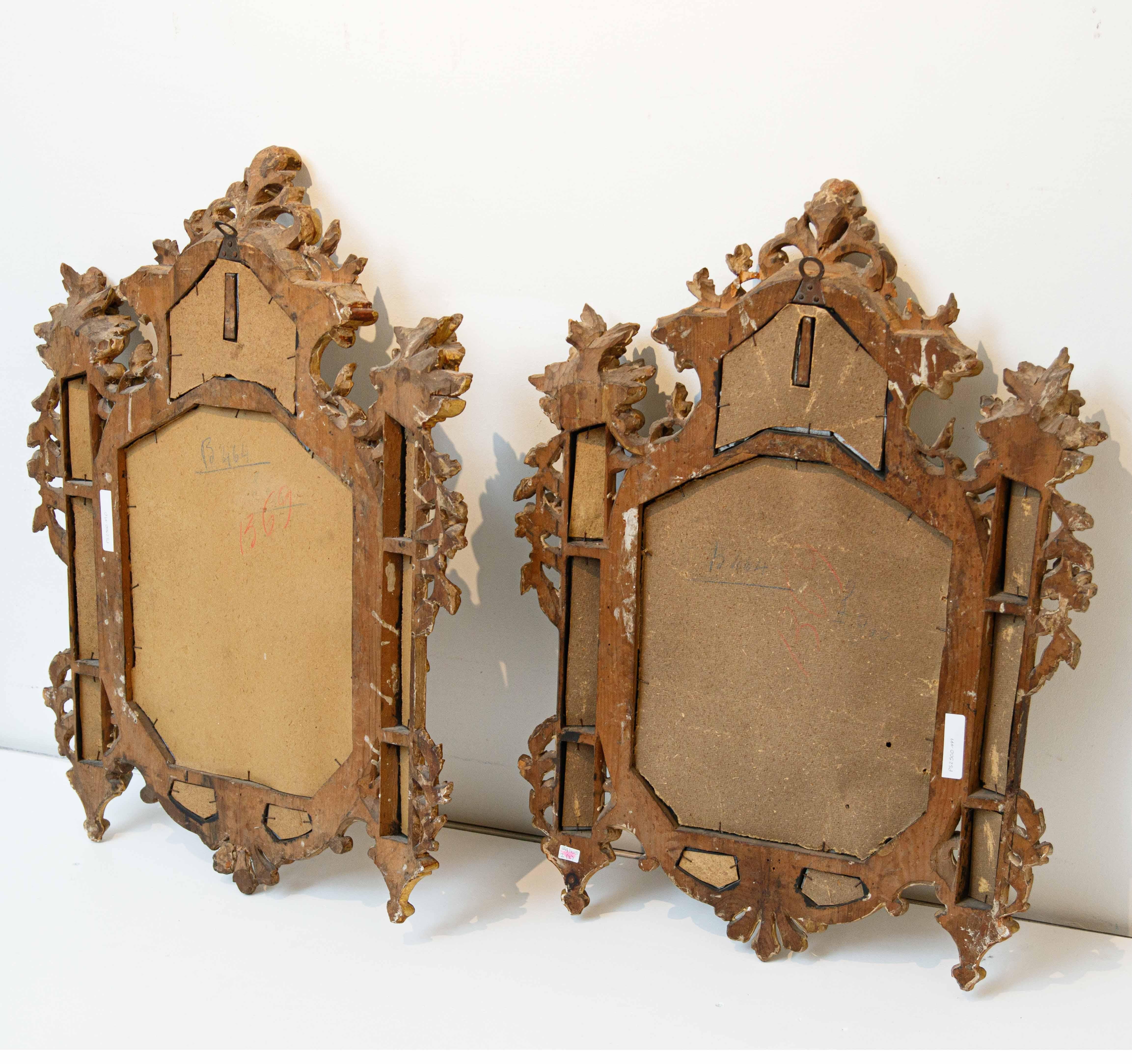 XVIIIe siècle
Miroirs avec cadres architecturaux
(2) Bois doré, 77 x 58 cm
Lumière, 36 x 29 cm
 Ces deux miroirs, datant du XVIIIe siècle et fabriqués en bois vénitien doré, sont un exemple exquis de l'artisanat d'époque. Leur forme se caractérise