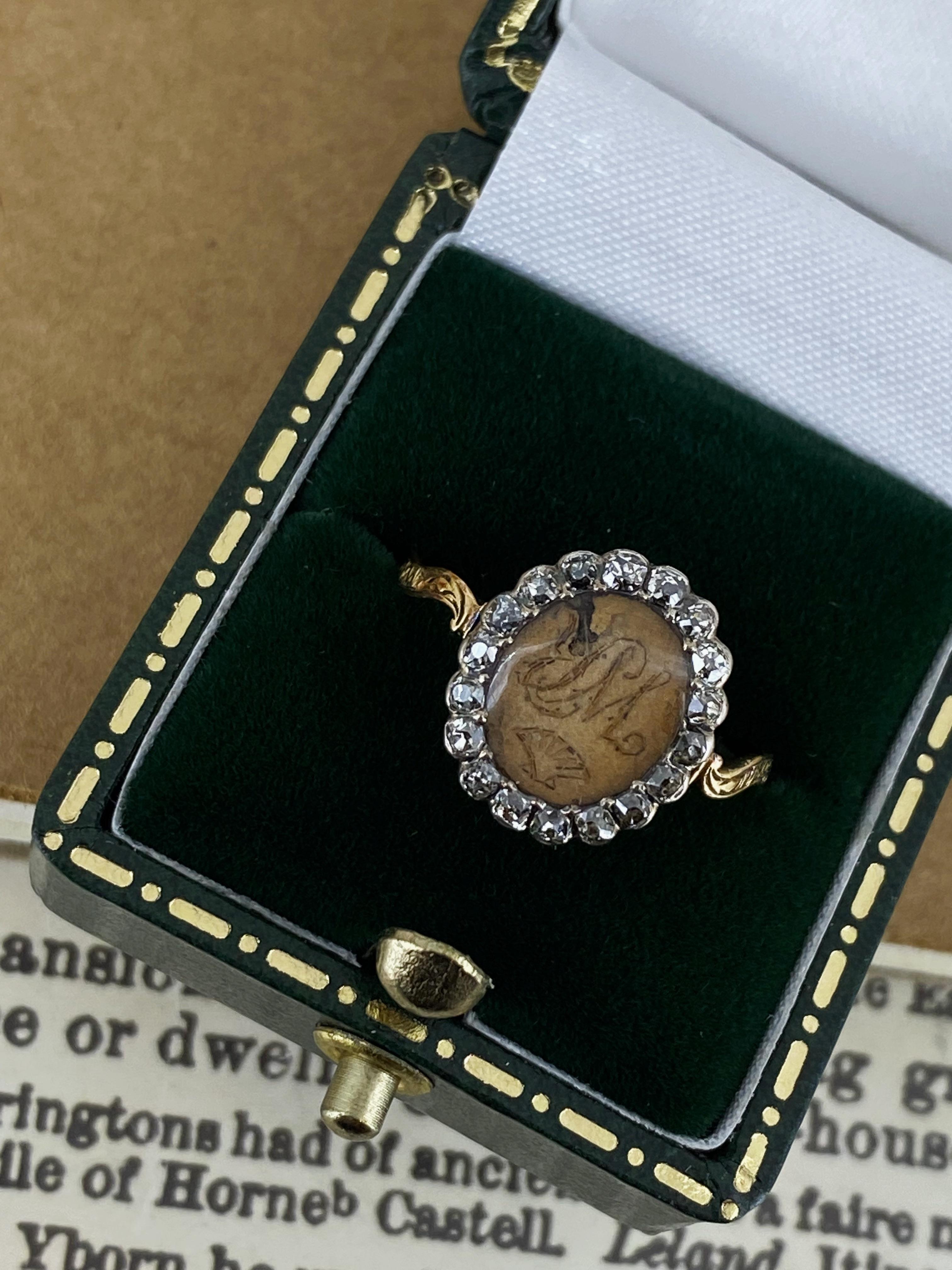 Les bijoux de deuil ont une longue et fascinante histoire, 
remontant jusqu'au Moyen-Âge, 
Aujourd'hui, ces pièces sont exceptionnellement rares, 
d'une valeur inégalée et d'une grande valeur de collection

Cette ravissante bague géorgienne Memento