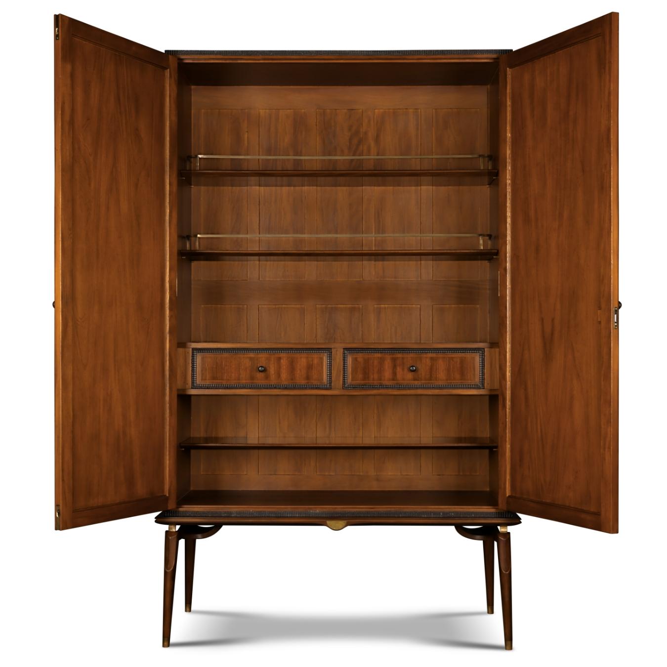 Questo mobile si ispira ai mobili del XVIII secolo. Presenta una decorazione in osso sgraffito con forme geometriche. La moderna base in legno presenta dettagli in ottone stilizzati che elevano completamente il pezzo.
 