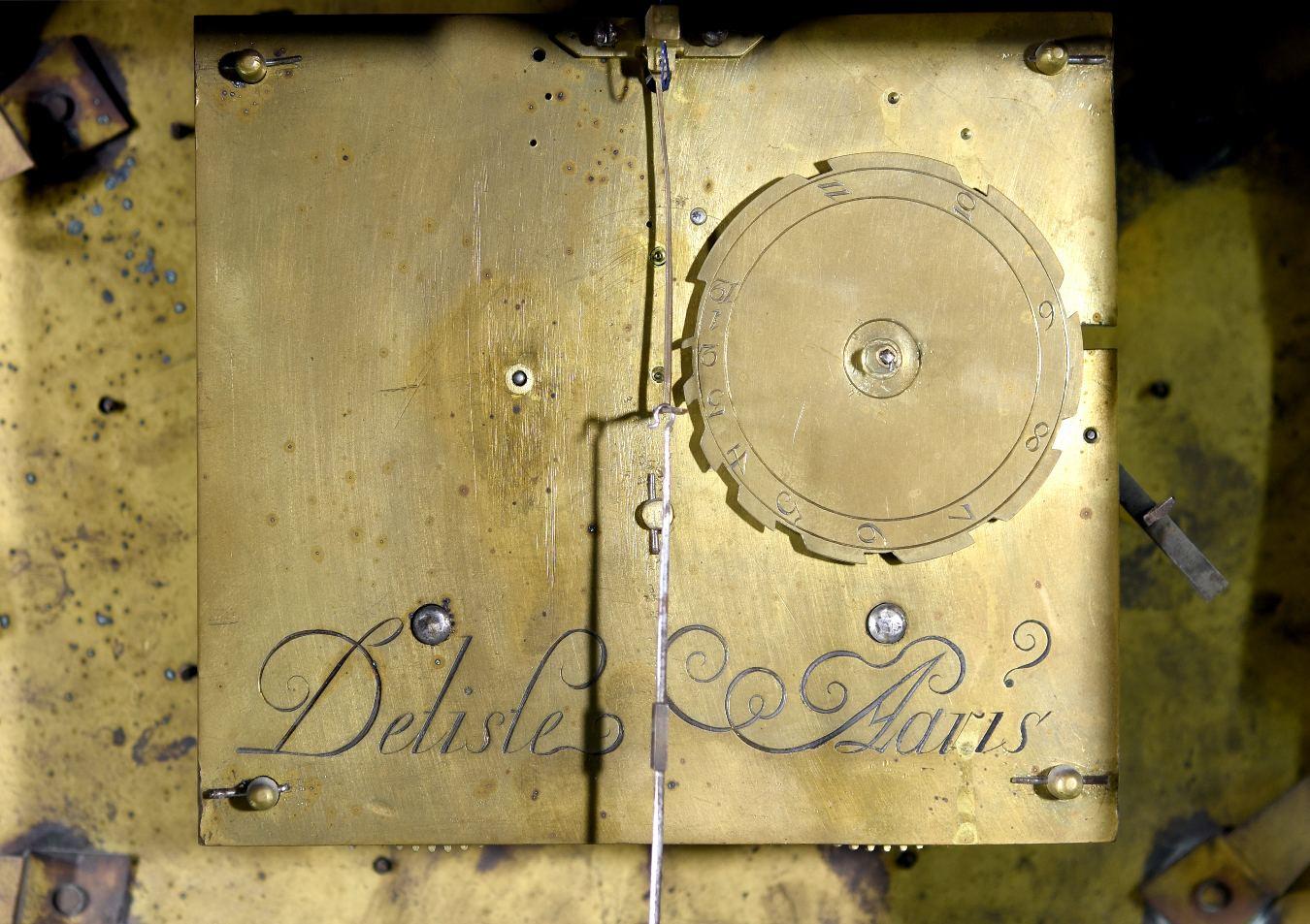 Louis XV.-Kaminuhr mit Boulle-Intarsien aus dem XVIII. Jahrhundert im Angebot 11