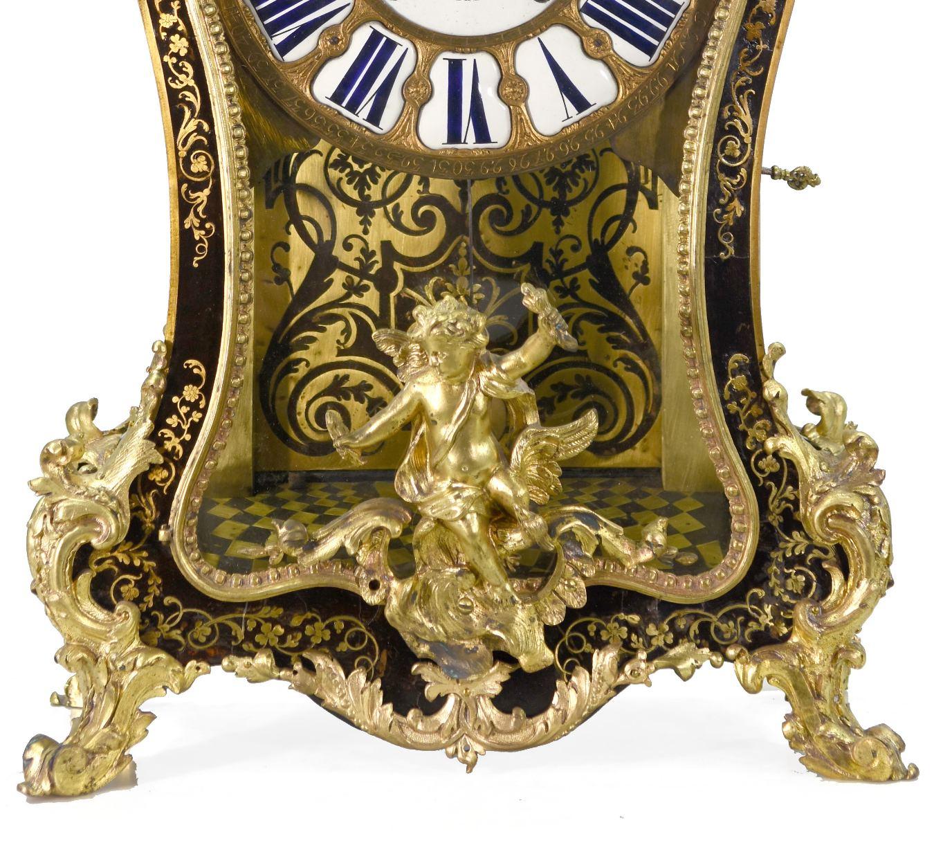 Louis XV.-Kaminuhr mit Boulle-Intarsien aus dem XVIII. Jahrhundert (Marketerie) im Angebot