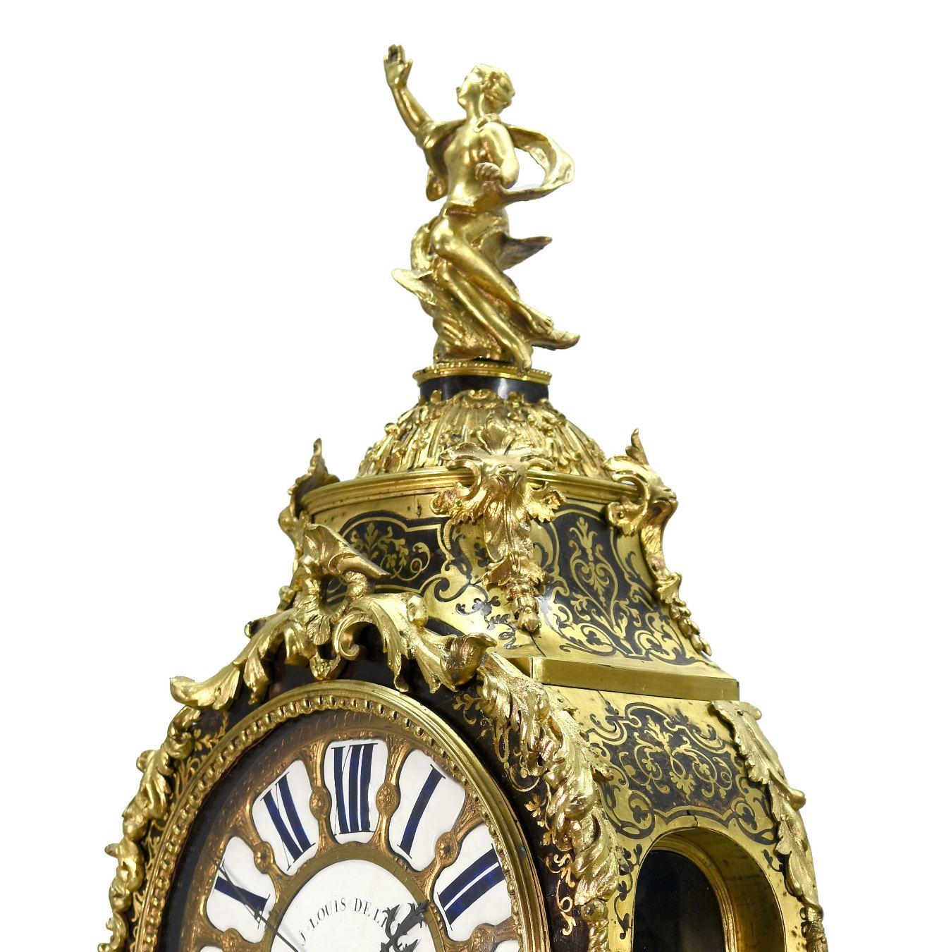 Louis XV.-Kaminuhr mit Boulle-Intarsien aus dem XVIII. Jahrhundert (Messing) im Angebot
