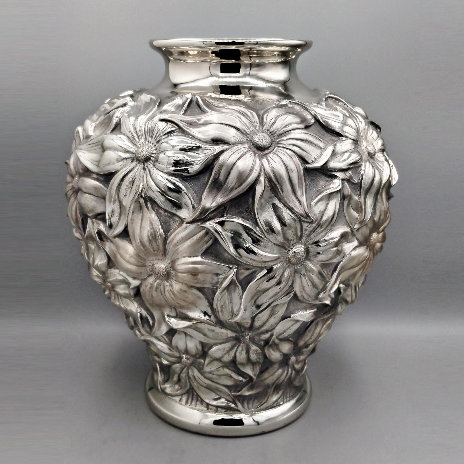 Sterling silver vase completely handmade.
The body is rounded with a base of a proportionate diameter which guarantees its stability. From the base the shape widens until it reaches its maximum size towards the upper part of the structure, closing