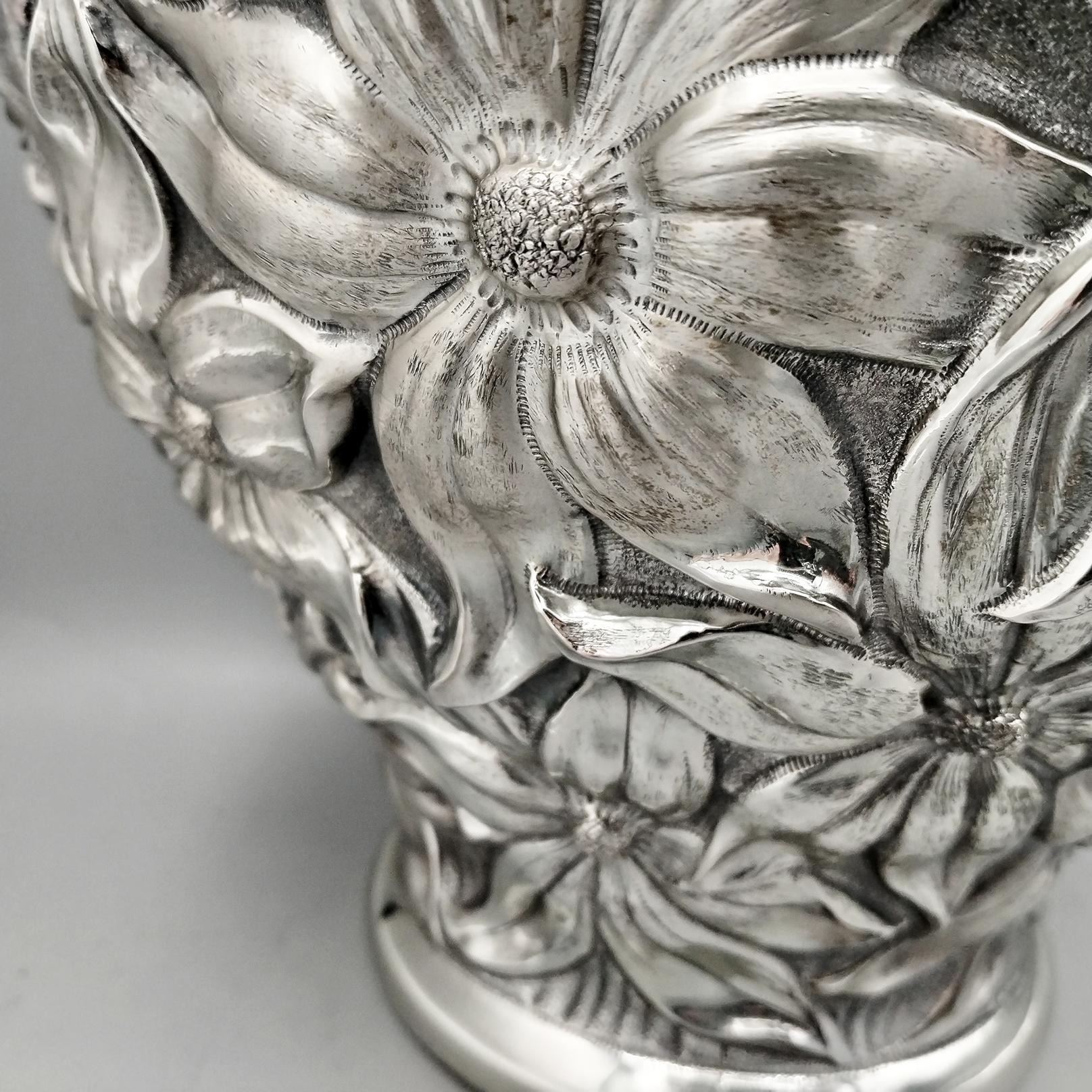 XX Century Italian Sterling Silver Vase with Lilies In Excellent Condition In VALENZA, IT
