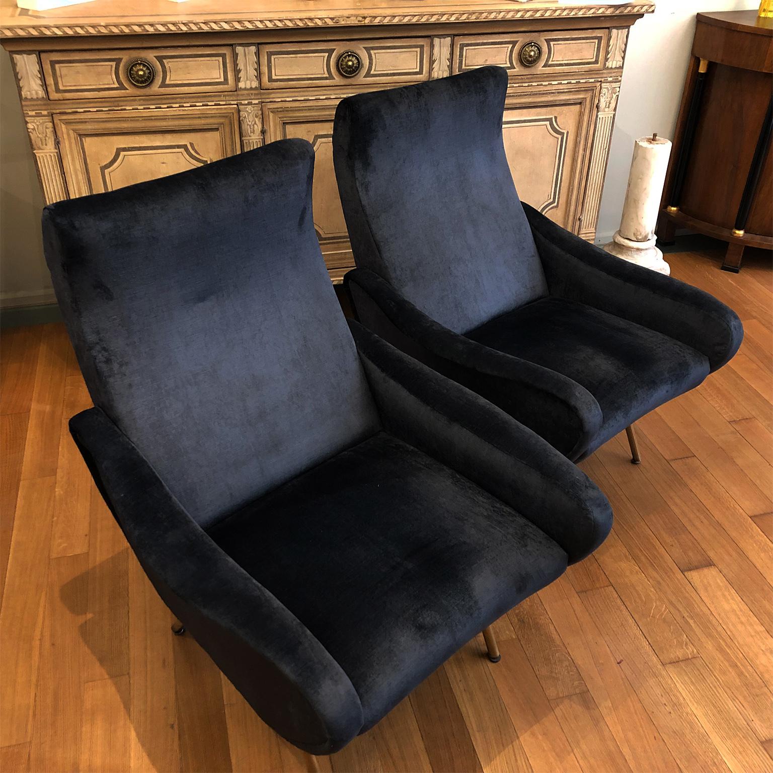 Armchair in the style of the model by Marco Zanuso, Ledy. Wooden frame and wooden conical leg finished with bass pickup, covered with polyurethane foam. Coating in original wool in good condition of gray-blue velvet.