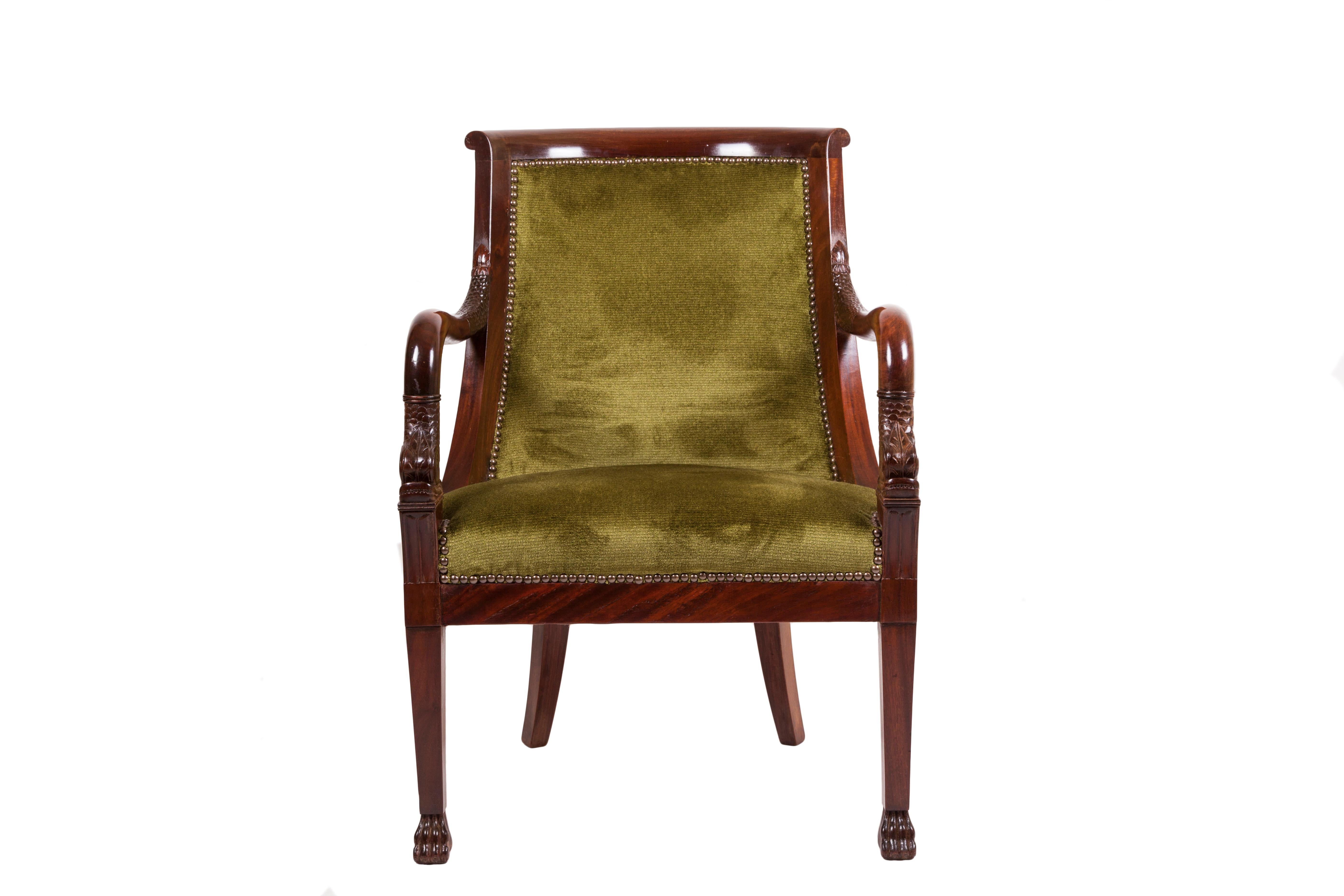 A pair of mahogany armchairs, in Empire style, with new upholstery in green velvet.
France, circa 1930.
Restored and finished in shellac.
