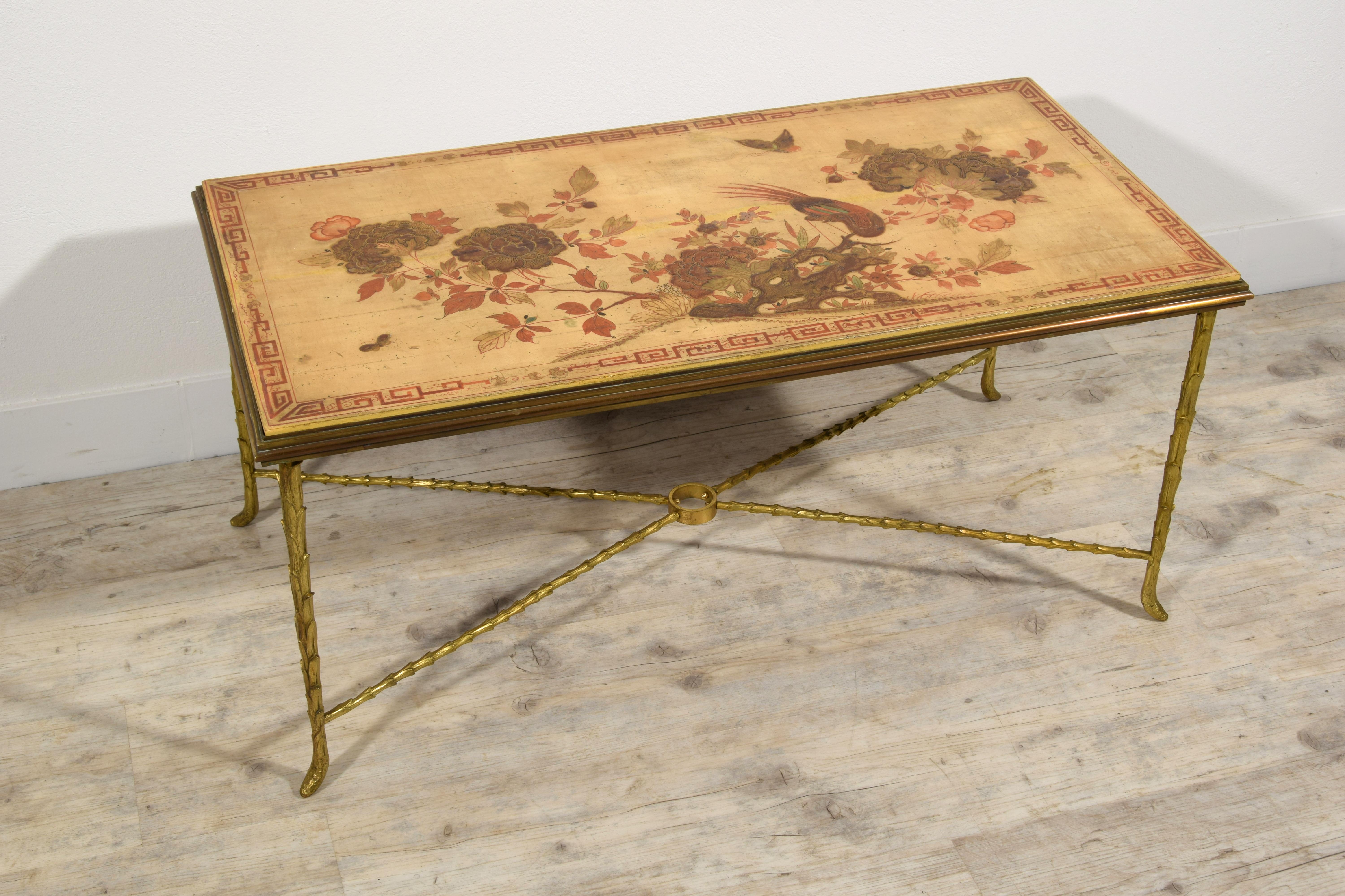 XX century, French gitl bronze lacquered coffee table by Maison Baguès

The refined coffee table, created by the famous French manufacturer Maison Baguès in the early years of the twentieth century, is composed of a lacquered wooden top with