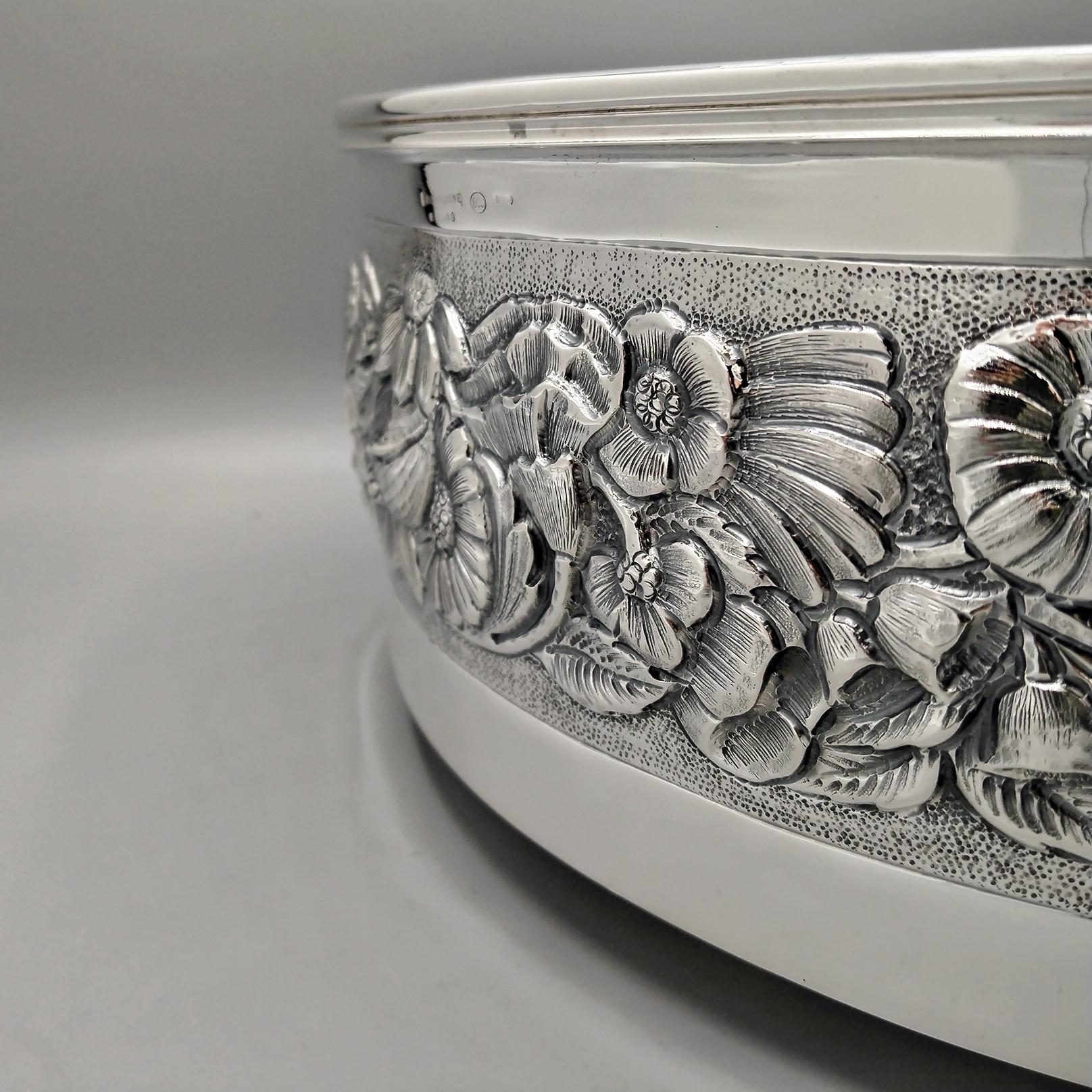 Altro Centrotavola in argento 800 del XX secolo con fiori in rilievo in vendita