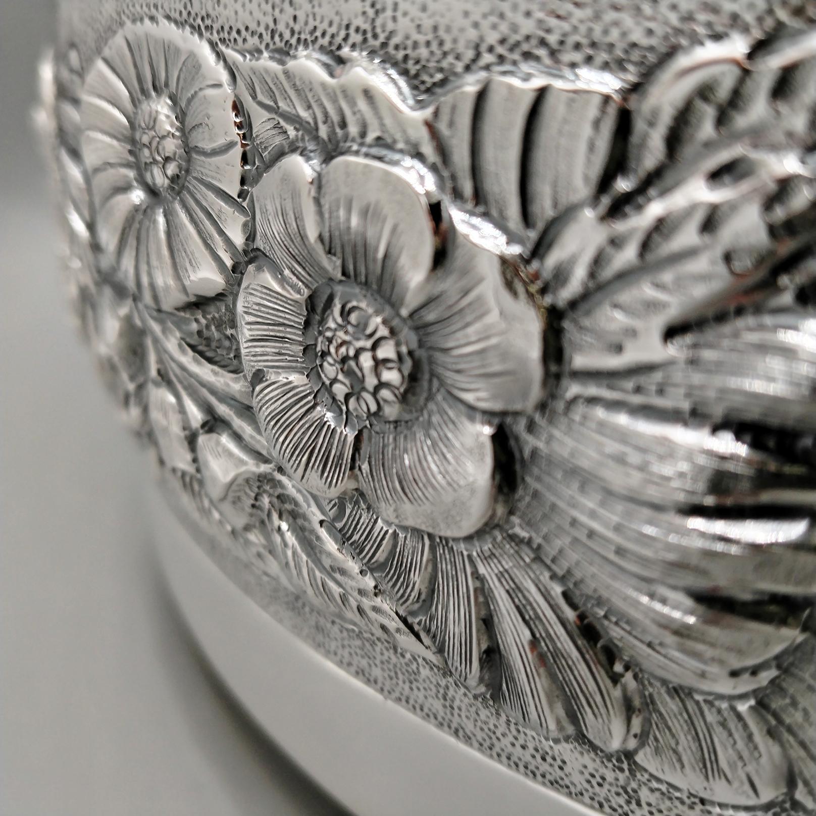 Italiano Centrotavola in argento 800 del XX secolo con fiori in rilievo in vendita