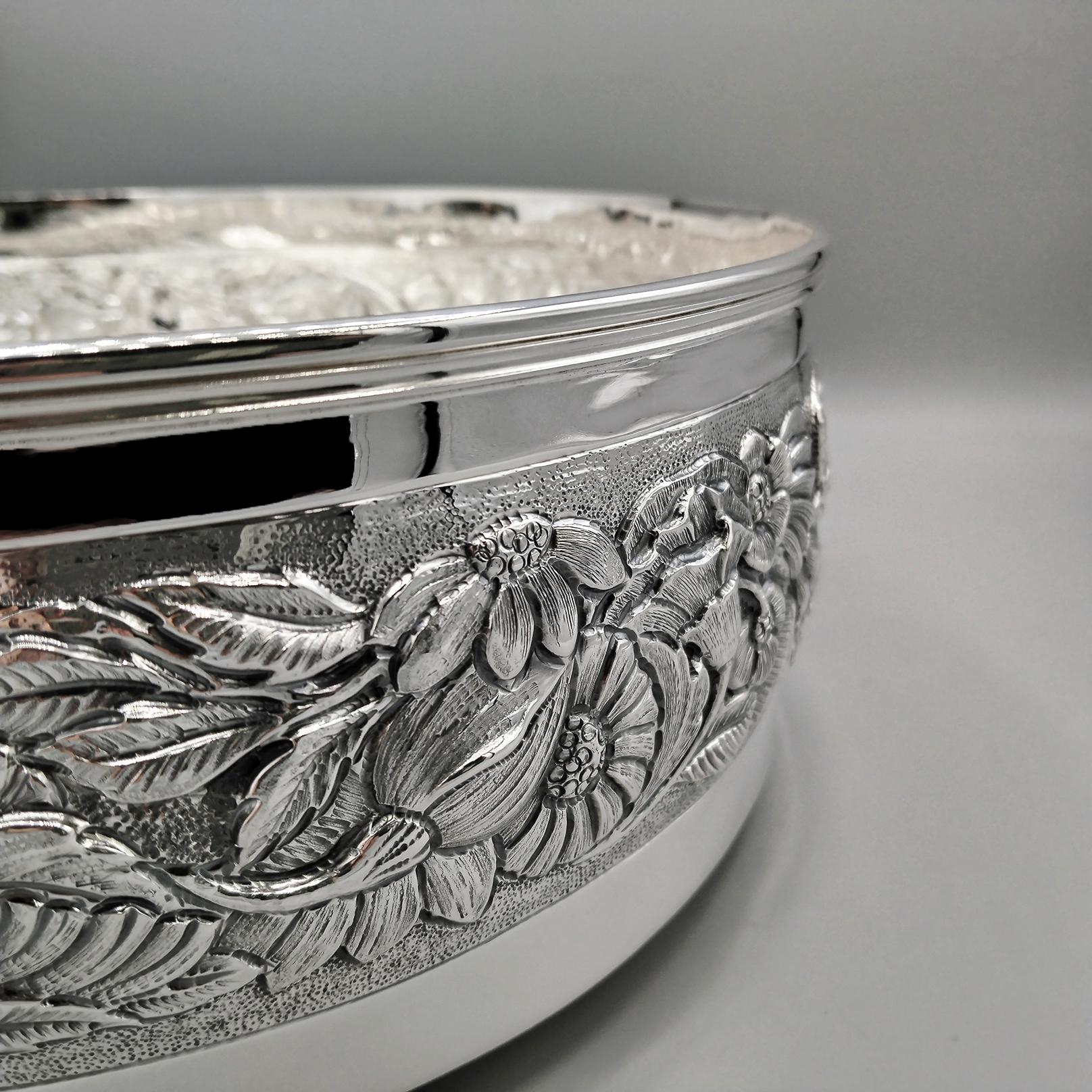 Fatto a mano Centrotavola in argento 800 del XX secolo con fiori in rilievo in vendita