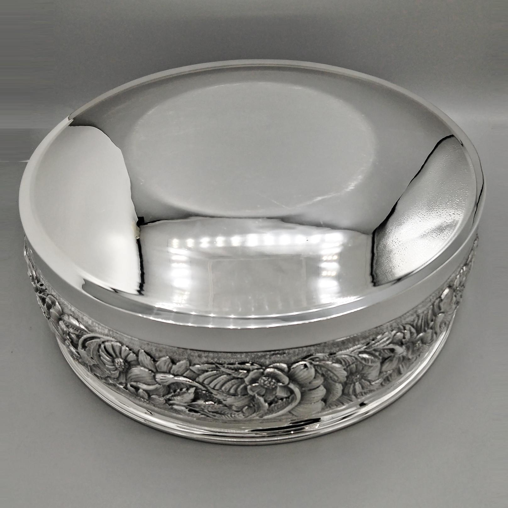 Centrotavola in argento 800 del XX secolo con fiori in rilievo In condizioni ottime in vendita a VALENZA, IT