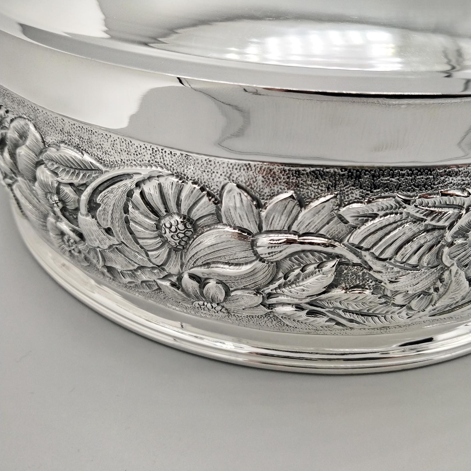 Fine XX secolo Centrotavola in argento 800 del XX secolo con fiori in rilievo in vendita