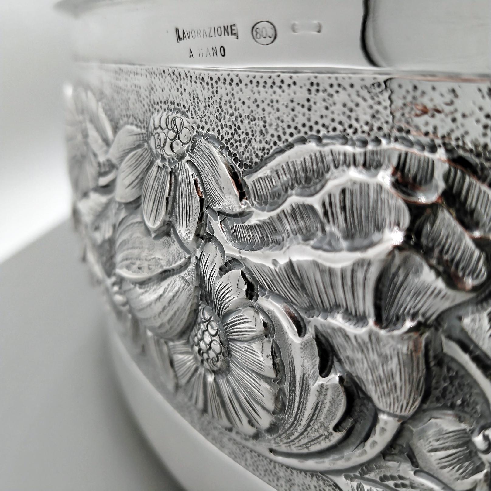 Argento Centrotavola in argento 800 del XX secolo con fiori in rilievo in vendita