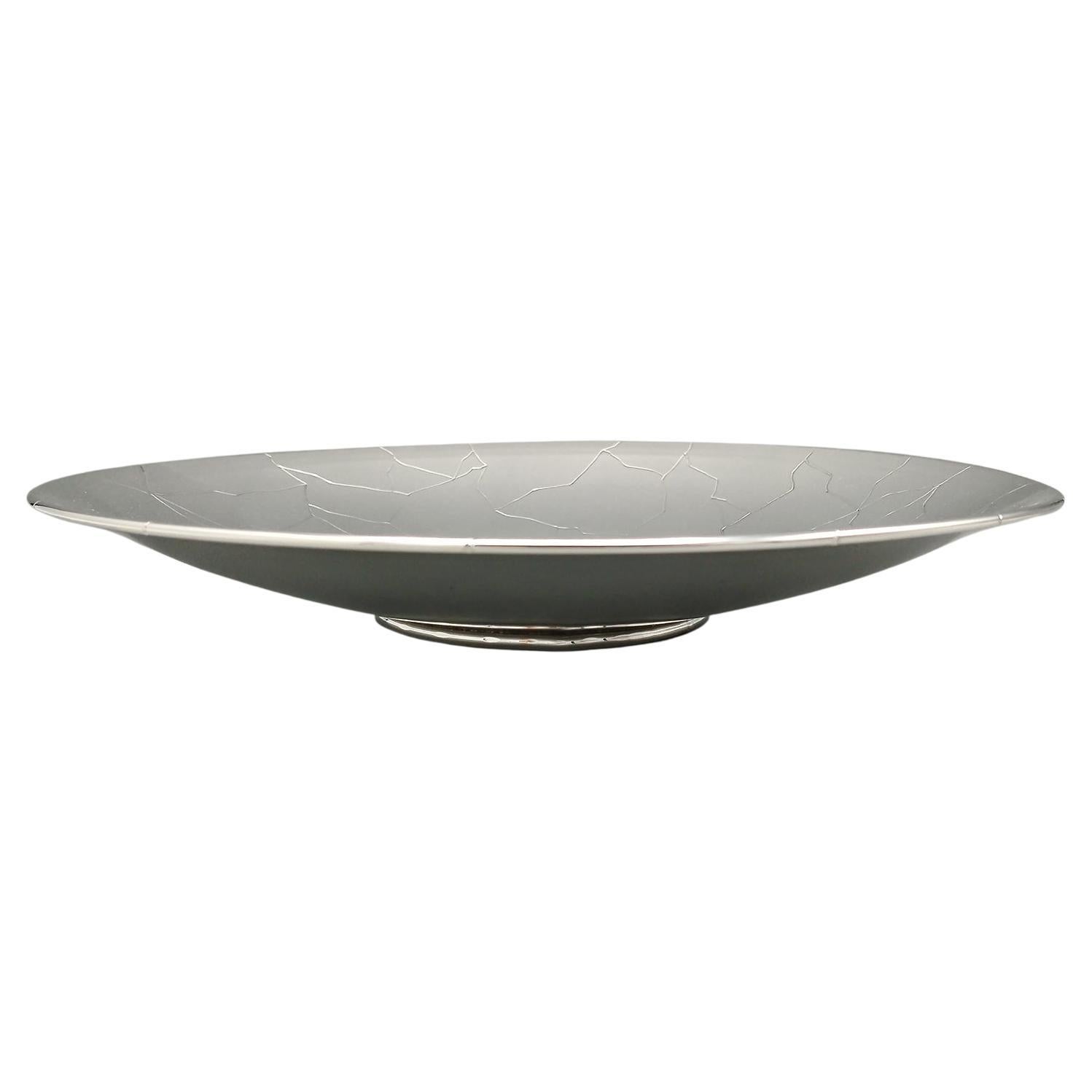 Centerpiece in solid 800 silver.
The centerpiece is round and slightly concave.
An engraving was made by hand on the upper part of the center, simulating the breaking of the ice.
For this workmanship the centerpiece is called 