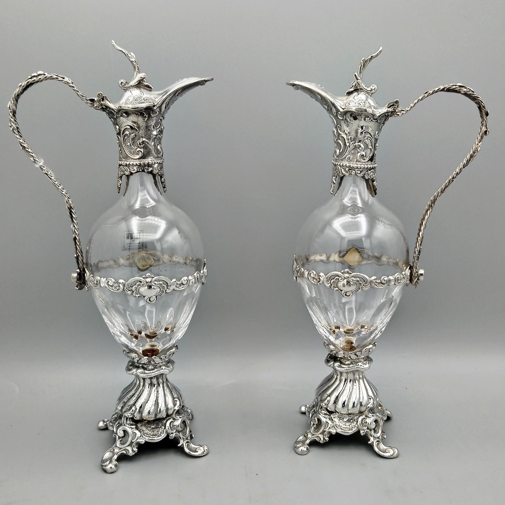 Paire d'amphores en argent 800 et cristal 24%.
Le style élégant du XVIIIe siècle des amphores leur permet de s'intégrer dans une maison de style classique à l'ameublement prestigieux et raffiné.
L'argent a été fabriqué selon la technique de la