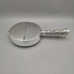 Cenicero italiano del siglo XX de plata 800 maciza con asa decorada