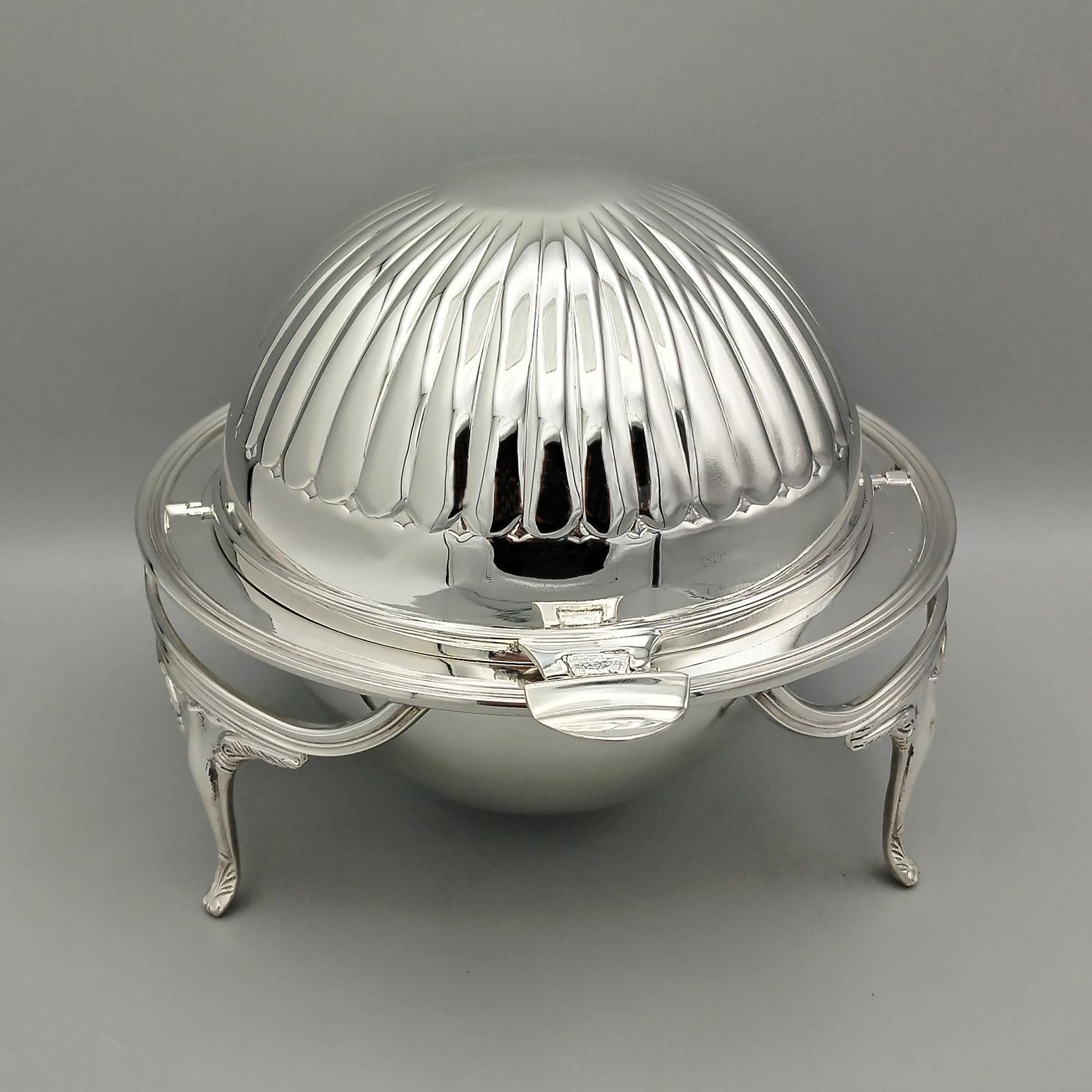 Porte-caviar en argent massif 800.
La forme du porte-caviar est ronde et repose sur trois pieds réalisés selon la technique du moulage.
La partie supérieure est bordée d'une bordure à l'anglaise.
Au centre du corps de l'objet, on a placé un support