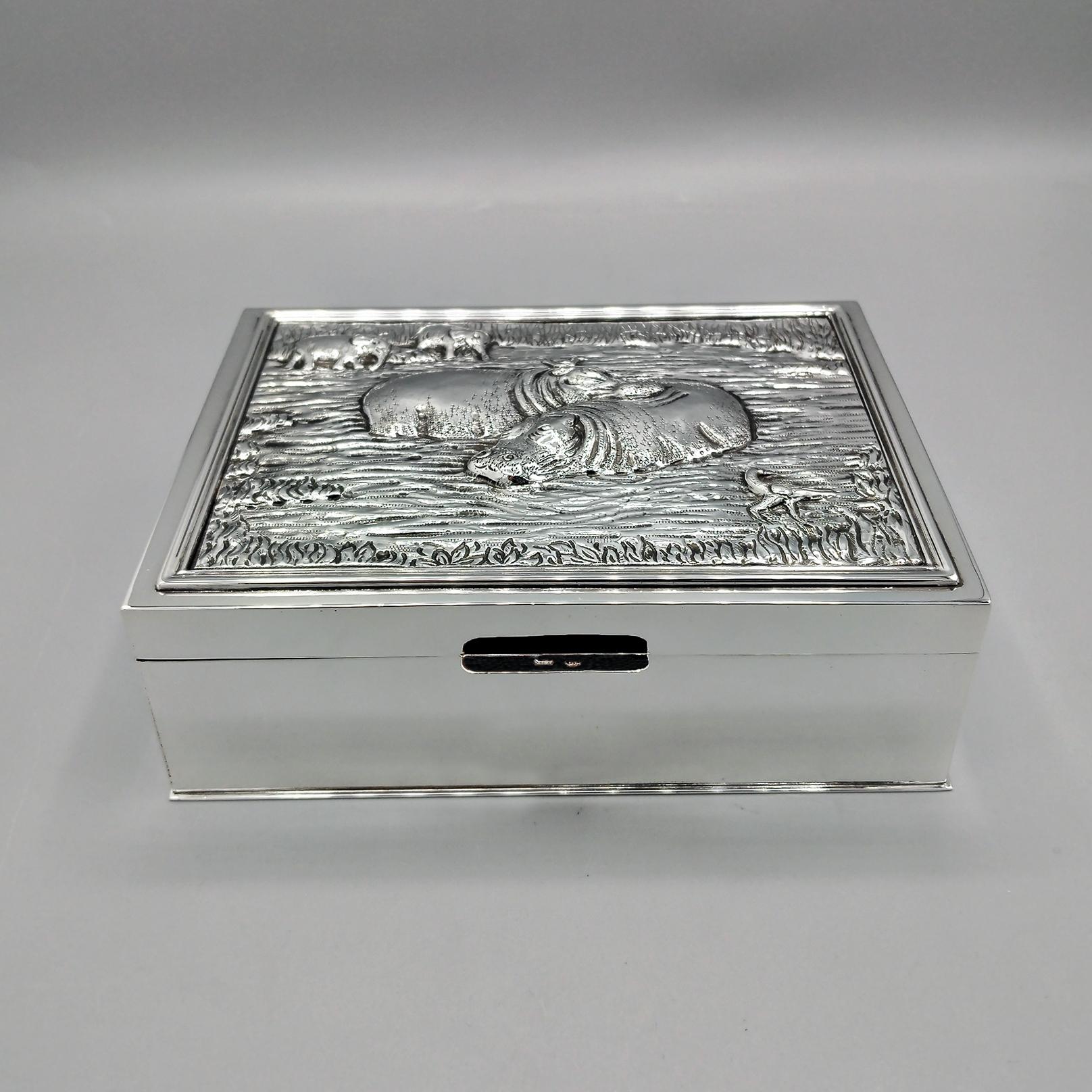 Heavy rectangular solid silver decorative box made in Valenza - Italy in the late 60s by ARVAL ARGENTI VALENZA.
The box is hinged and is smooth on all 4 sides.
A thick embossed plate in solid silver has been applied to the lid, depicting in detail