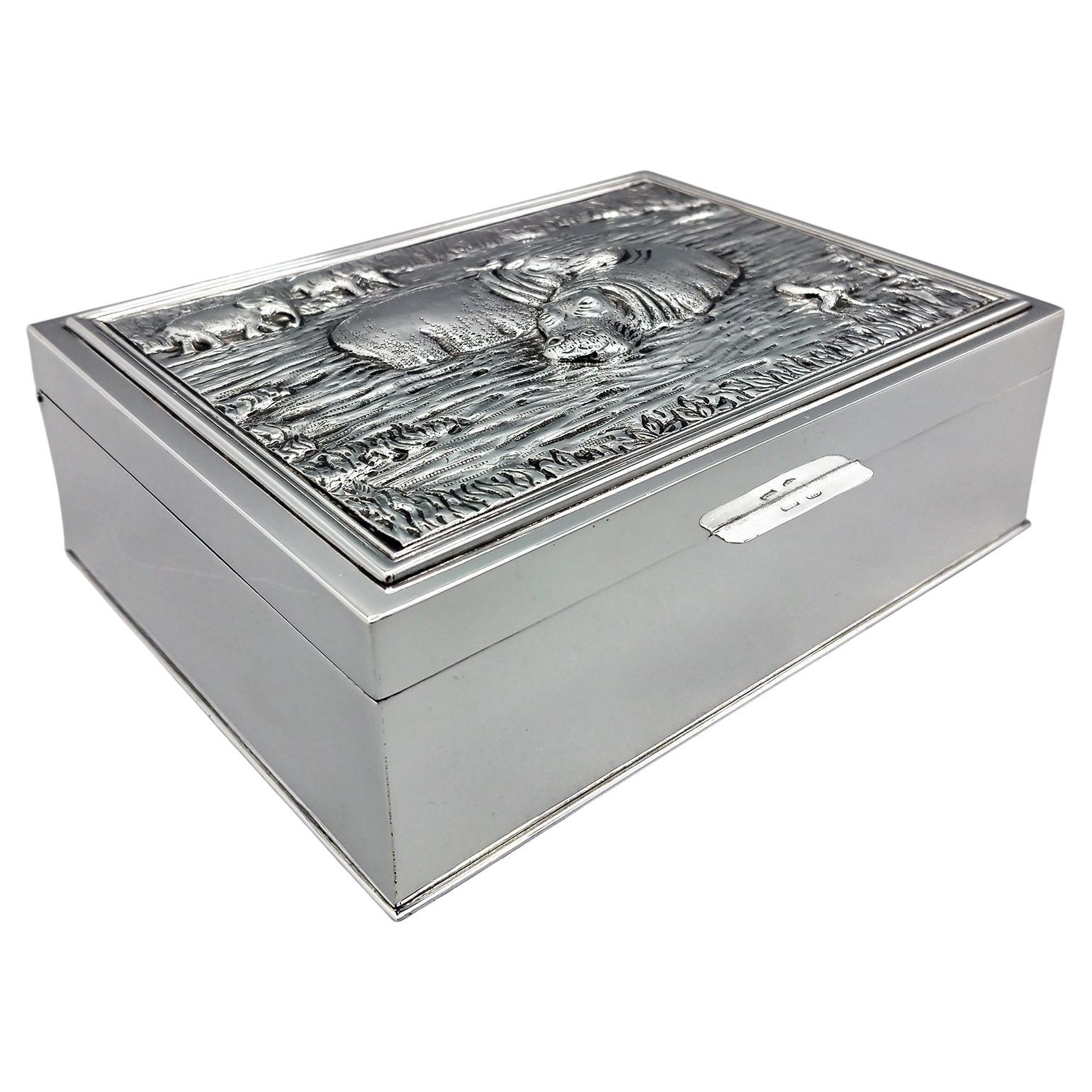 Caja decorativa de plata 800 maciza italiana del siglo XX con hipopótamos elefantes pájaros