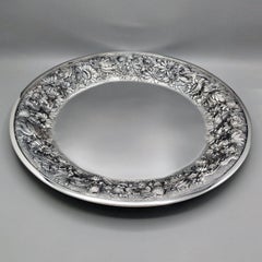 Plat/plateau en argent massif 800 italien du 20e siècle  avec un large bord fleuri ciselé
