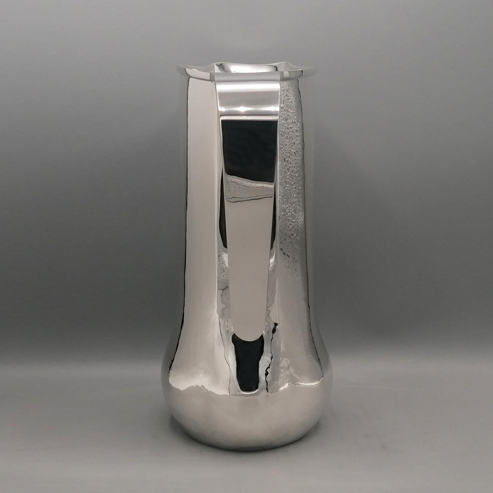 Jarra martillada de plata 800 maciza italiana del siglo XX en Excelente estado para la venta en VALENZA, IT