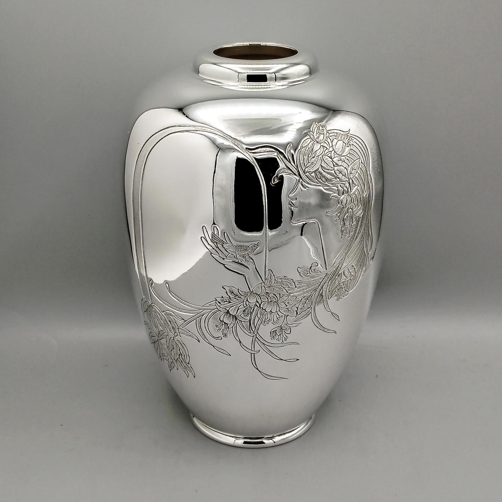 Vase en argent massif 800 dans le style Art Nouveau / Liberty.
La forme est ronde et arrondie, plus grande au sommet tandis qu'elle se dégrade vers le bas.
Le vase est entièrement lisse, à l'exception d'une partie du corps où une figure féminine aux