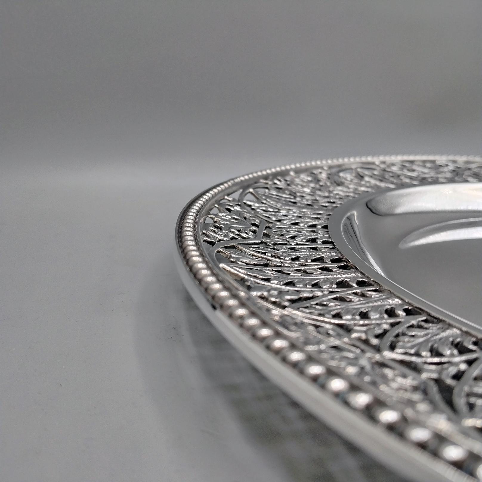 Forgé Plat percé italien du XXème siècle en argent massif 800 en vente