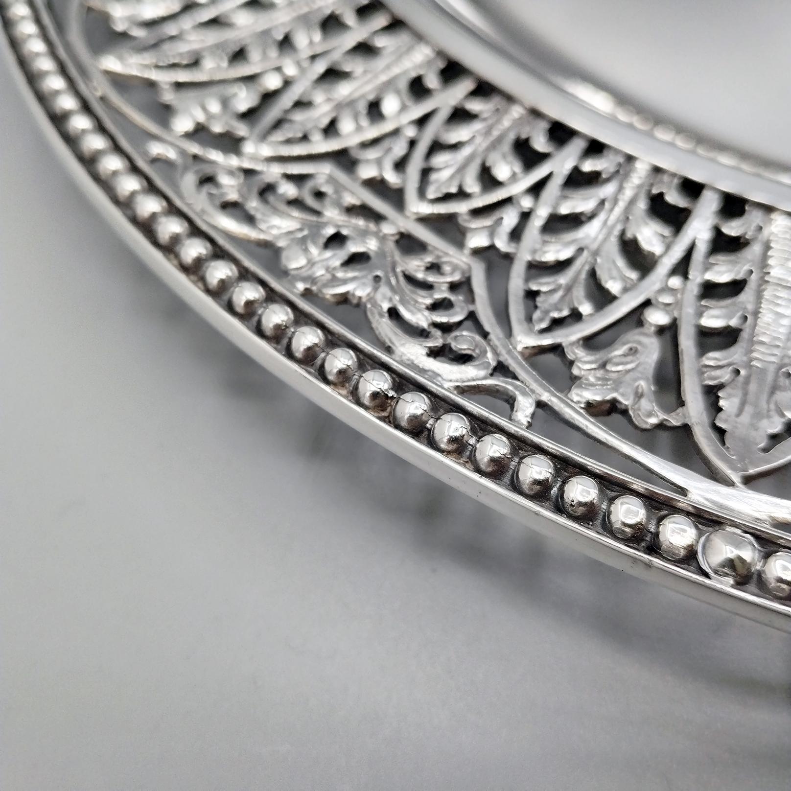 Plat percé italien du XXème siècle en argent massif 800 en vente 2
