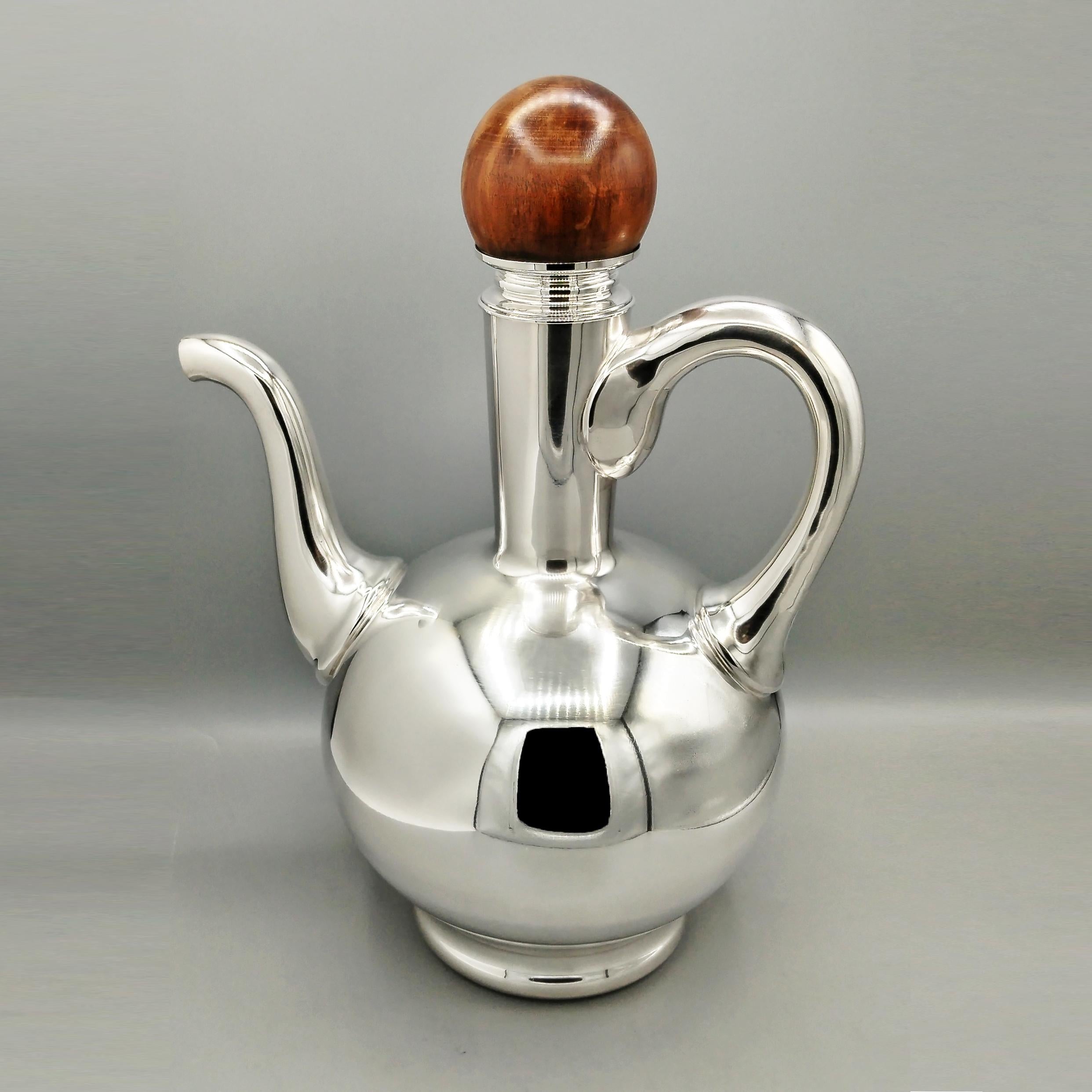 A pourer in solid 800 silver with a lightly satin finish and a wooden stopper. This pourer is a very versatile object, as it can be used to pour coffee, tea, or other beverages.
The body is round with a large handle for ease of use and a wide
