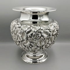Vase italien du 20e siècle en argent massif 800 avec feuilles et baies