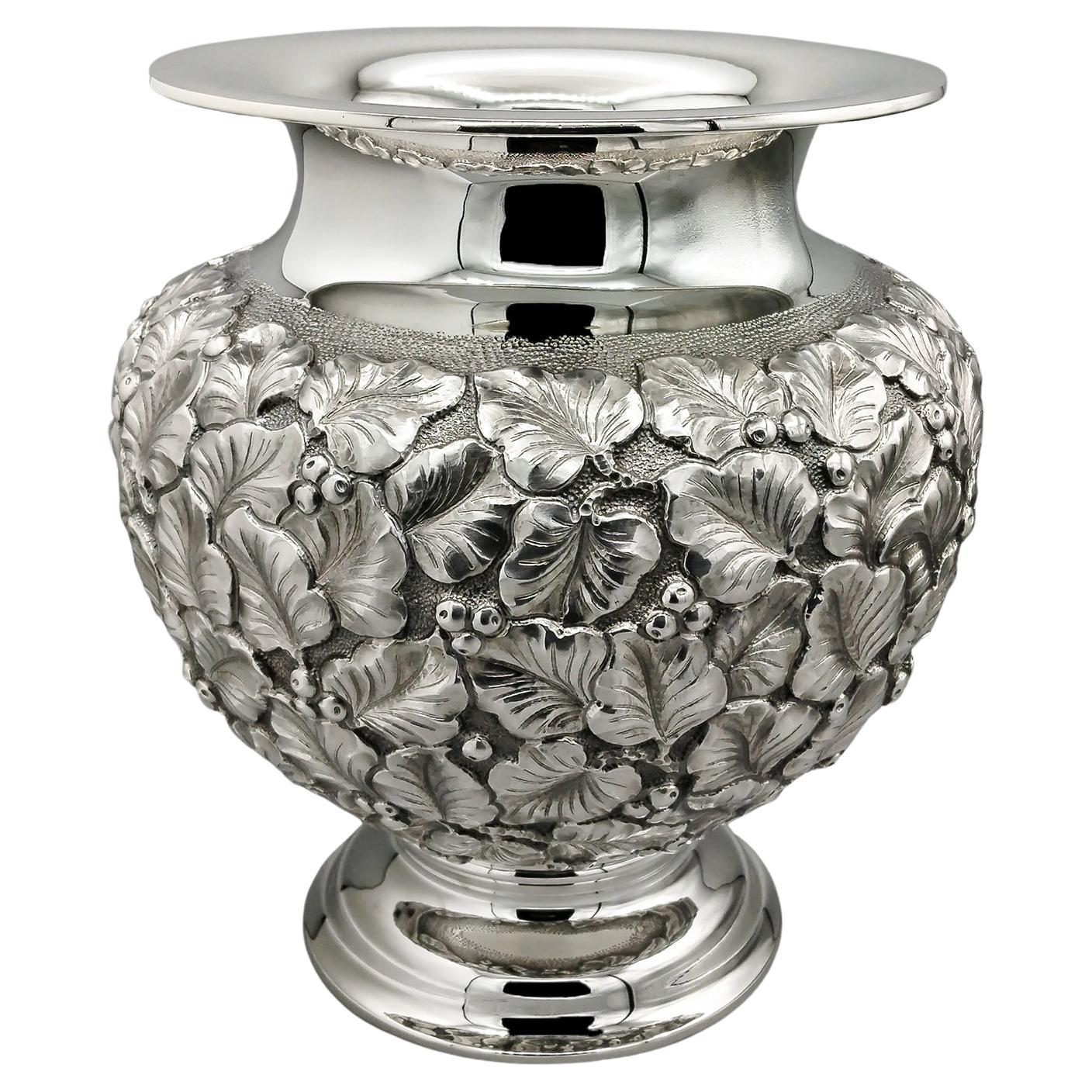 Italienische Vase aus massivem 800er Silber des 20. Jahrhunderts mit Blättern und Beeren