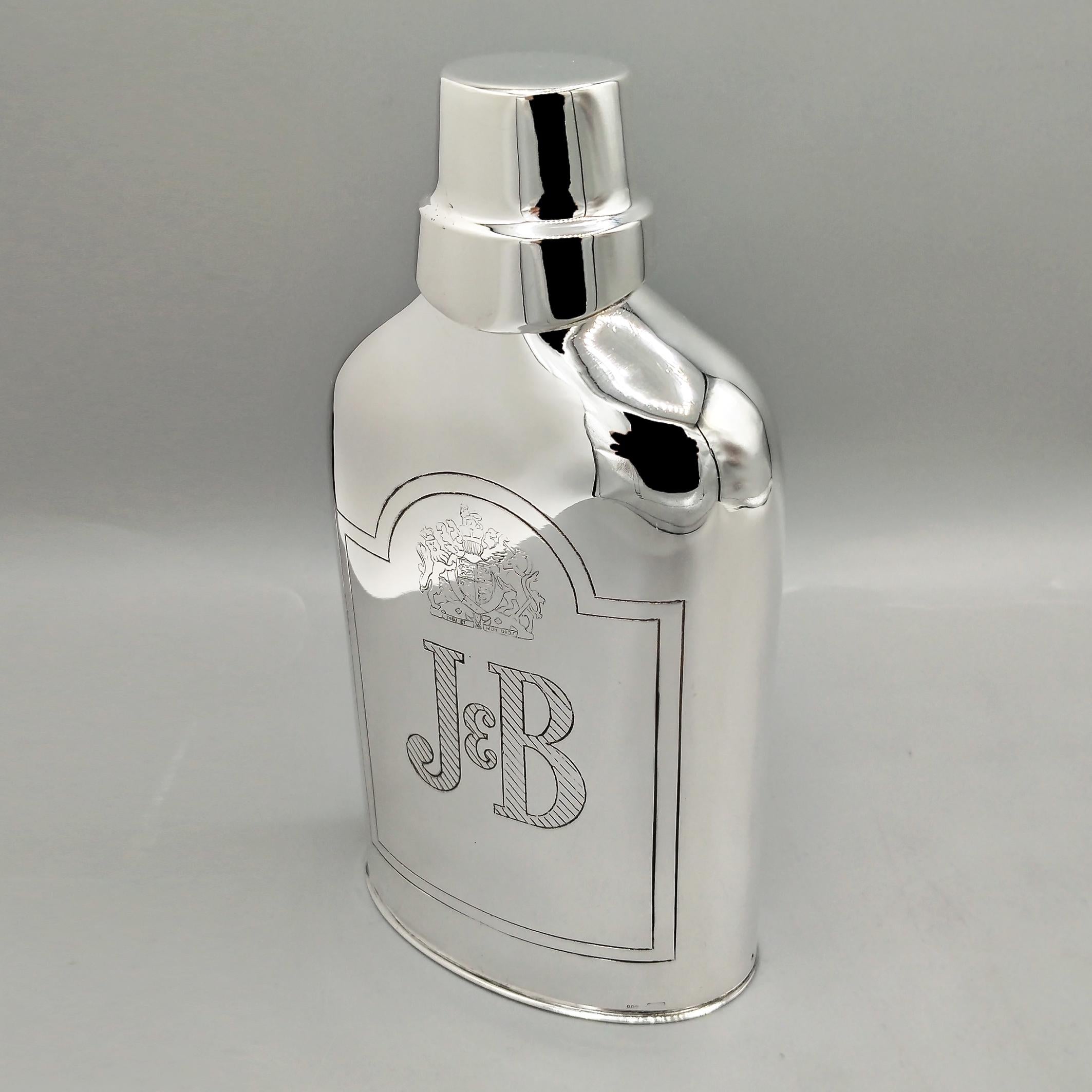 800 solid silver whiskey flask with beaker
The flask is divided into four parts: the body engraved with the whisky brand, the base, the screw cap, and the tasting beaker.
The glass bottle, which is easily refillable, is stored inside the