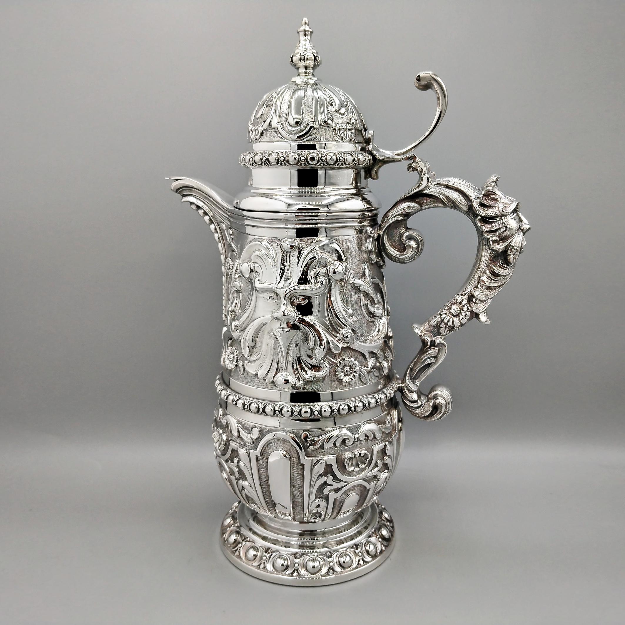 Der Korpus der Kaffeekanne ist mit den für den Barockstil typischen Schnörkelmotiven und allegorischen Masken geprägt und graviert. Zwischen den Motiven wurde eine feine Hämmerung (Rändelung) angebracht, um die Verarbeitung hervorzuheben. Der Deckel