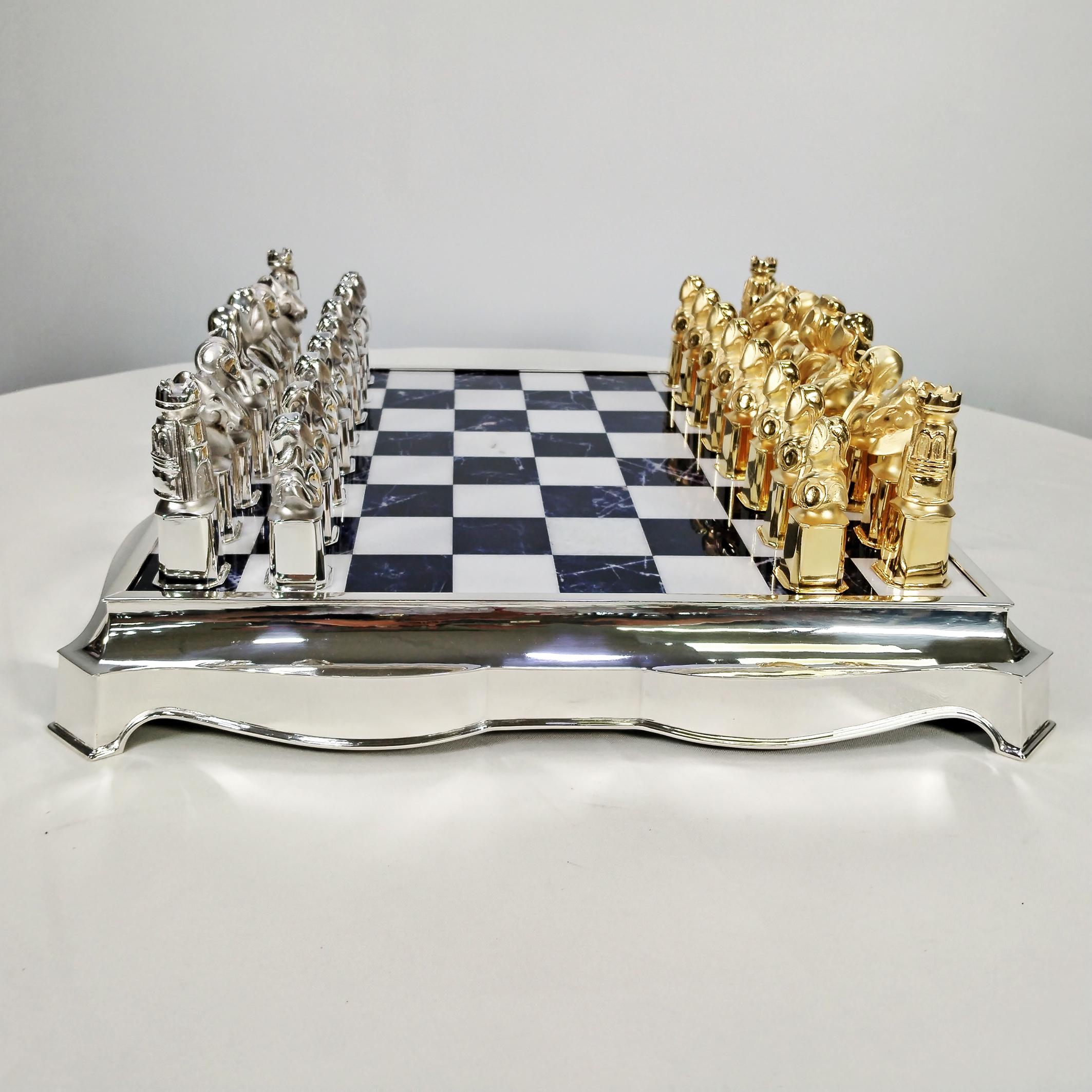 Moderno XX° Century Italian sterling silver chessboard with a chess game in vendita