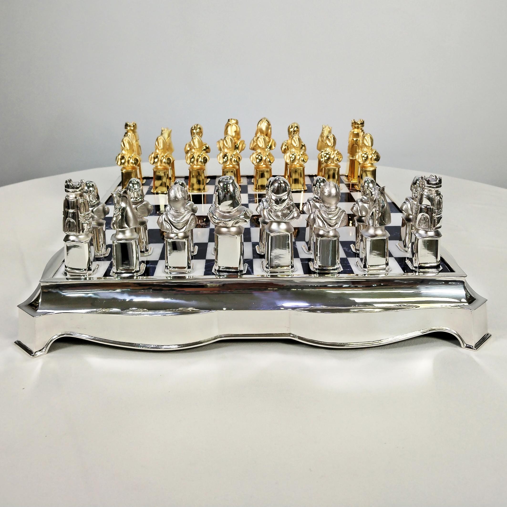 Satinato XX° Century Italian sterling silver chessboard with a chess game in vendita