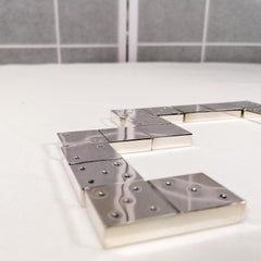 Juego de dominó italiano de plata de ley del siglo XX en su caja original de plexiglás.