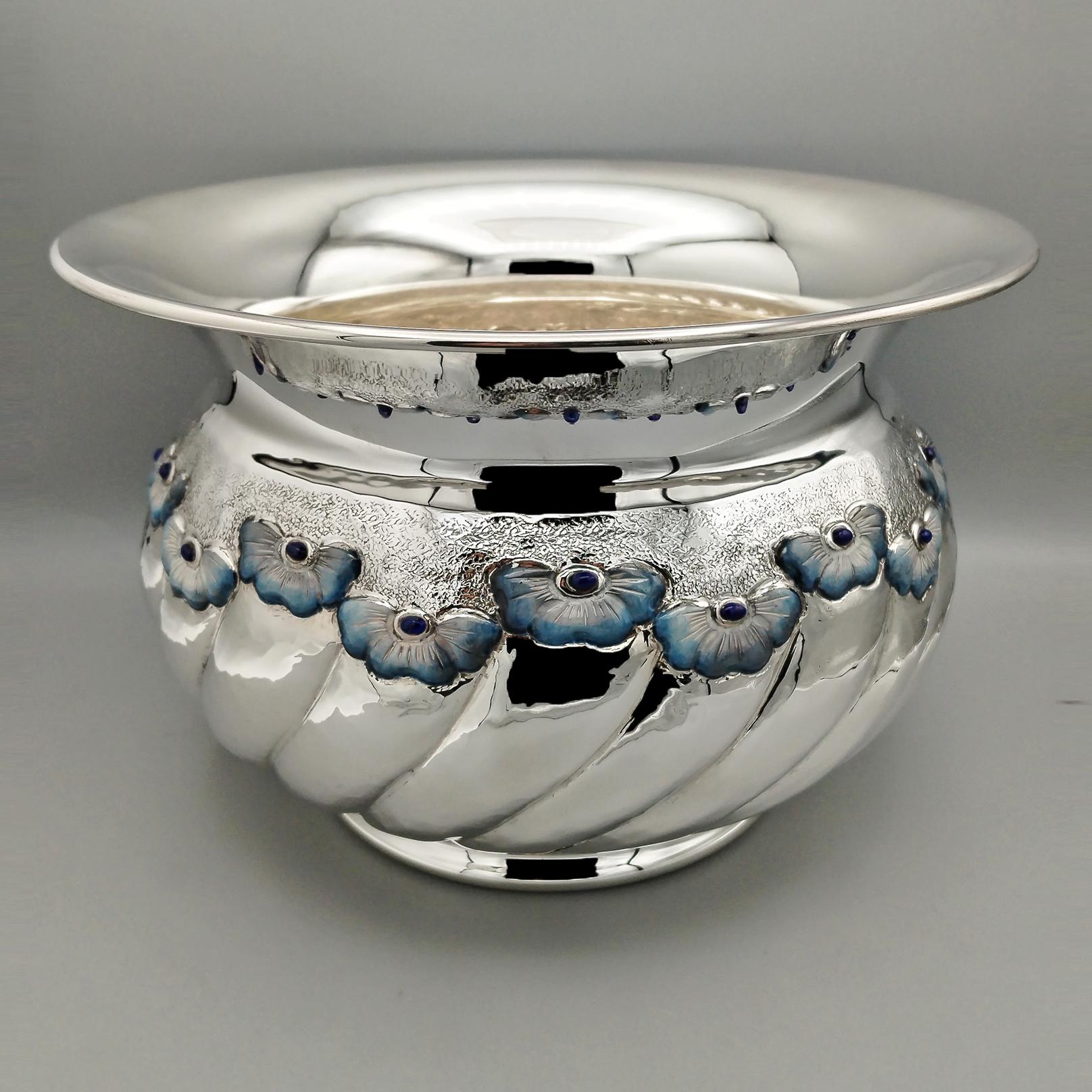 Porte-vase en argent sterling, entièrement réalisé à la main à Florence, en Italie, dans l'atelier d'orfèvrerie artisanale de Silver Fashion Silvan,
La forme du corps est très arrondie, travaillée à la main avec un embossage au torchon.
Au-dessus de
