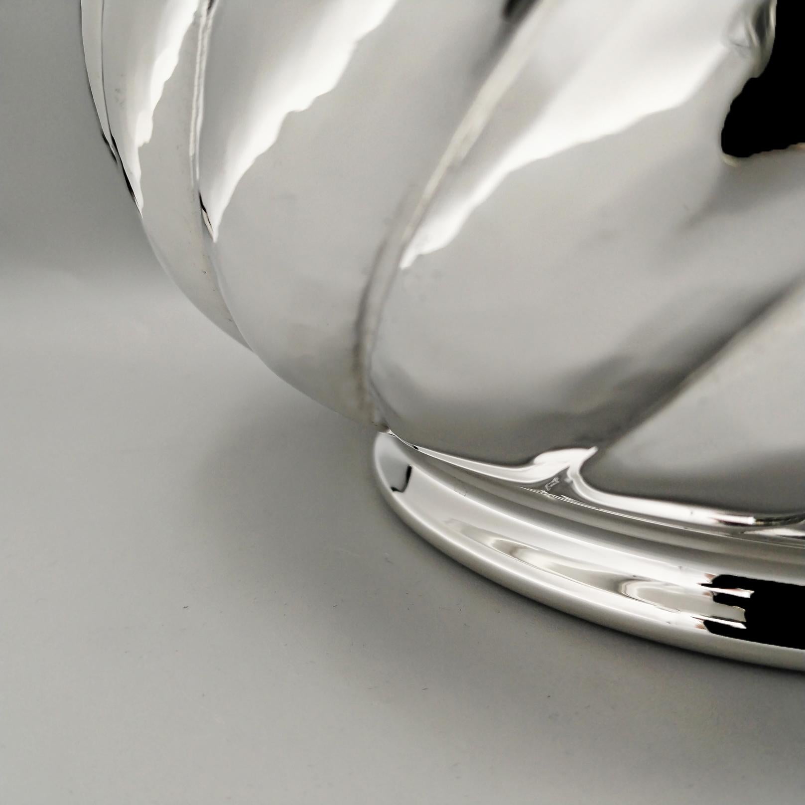 Embossé Porte-pot de fleurs en argent sterling italien du 20e siècle 