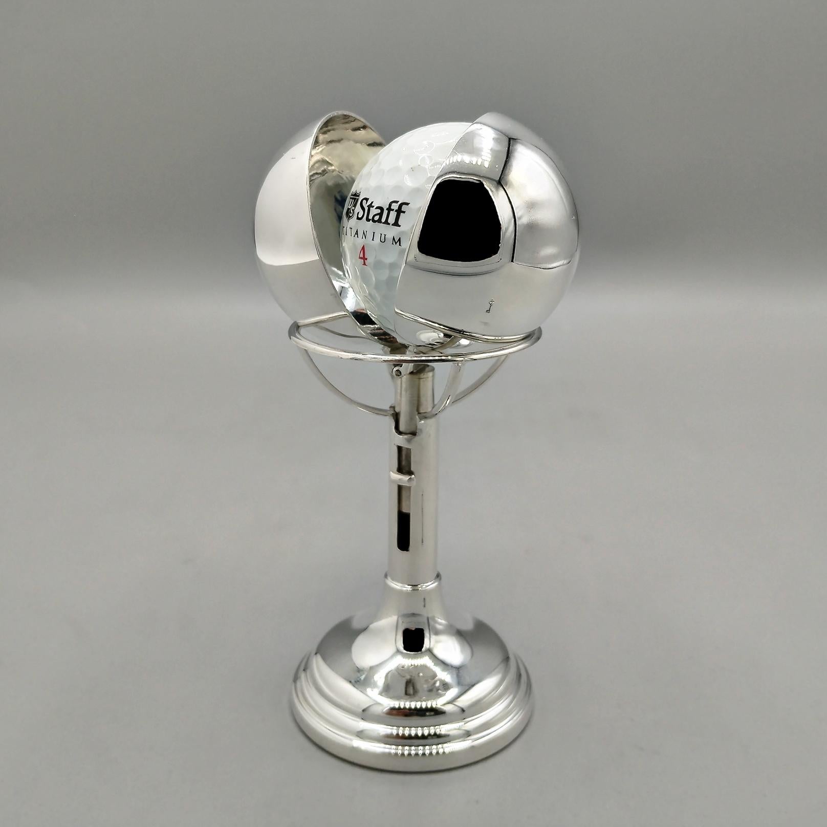 Außergewöhnliches Accessoire, ideal als Geschenk für einen Golfer, aus massivem Silber.
Das Objekt besteht aus einem runden Sockel und einem Stiel, auf dem sich eine silberne Kugel befindet, die mit einem Schiebemechanismus geöffnet werden kann.
Im