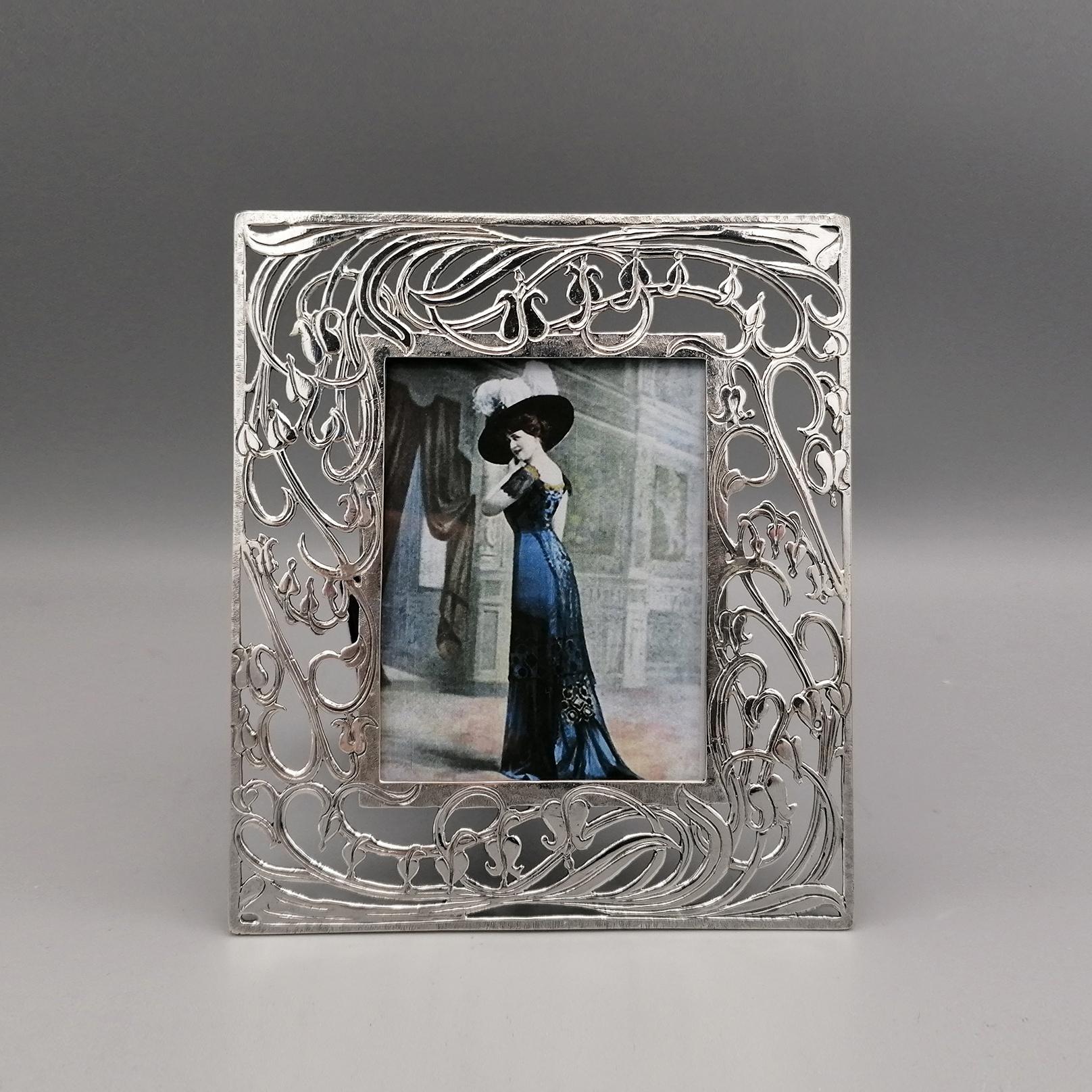 This frame was made in sterling silver with the method of fusion and subsequently finished with a chisel.
Decorated with flowers and leaves typical of the Liberty or Art Nouveau style, following the fashion of the frames that were made between the