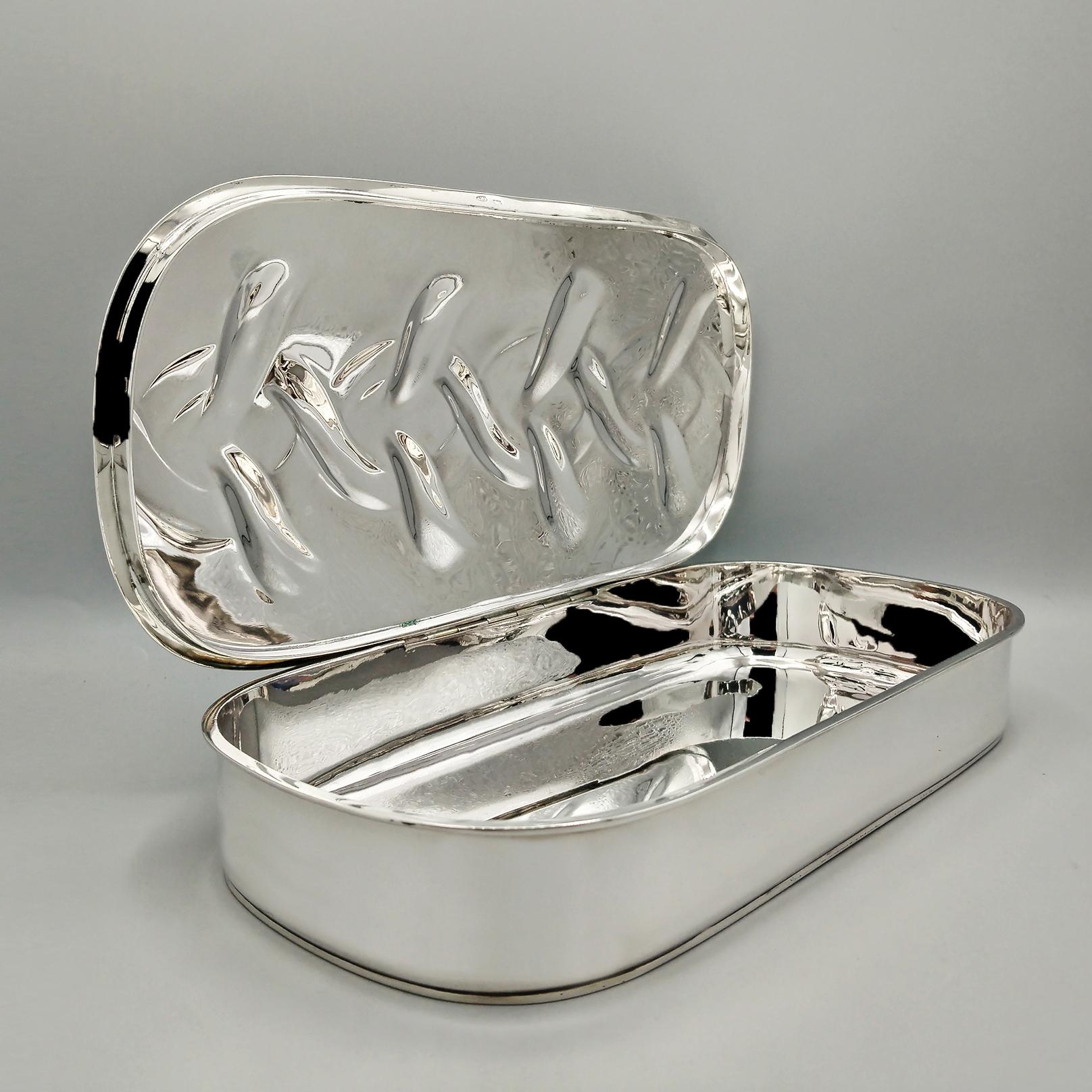 Caja decorativa oblonga de plata de ley italiana del siglo XX en venta 3