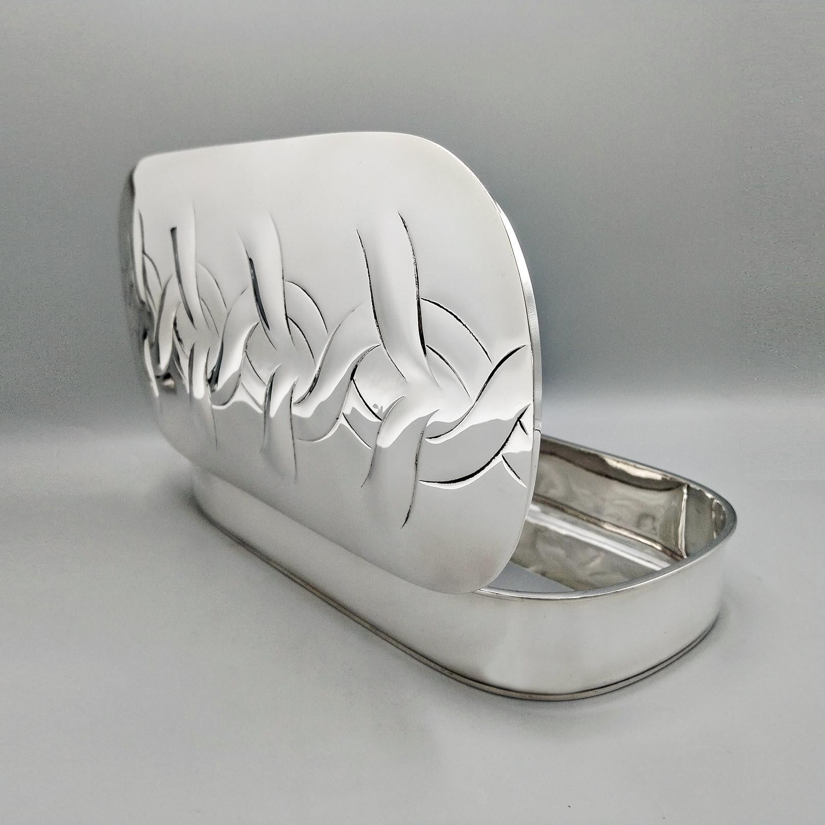 Caja decorativa oblonga de plata de ley italiana del siglo XX en venta 7
