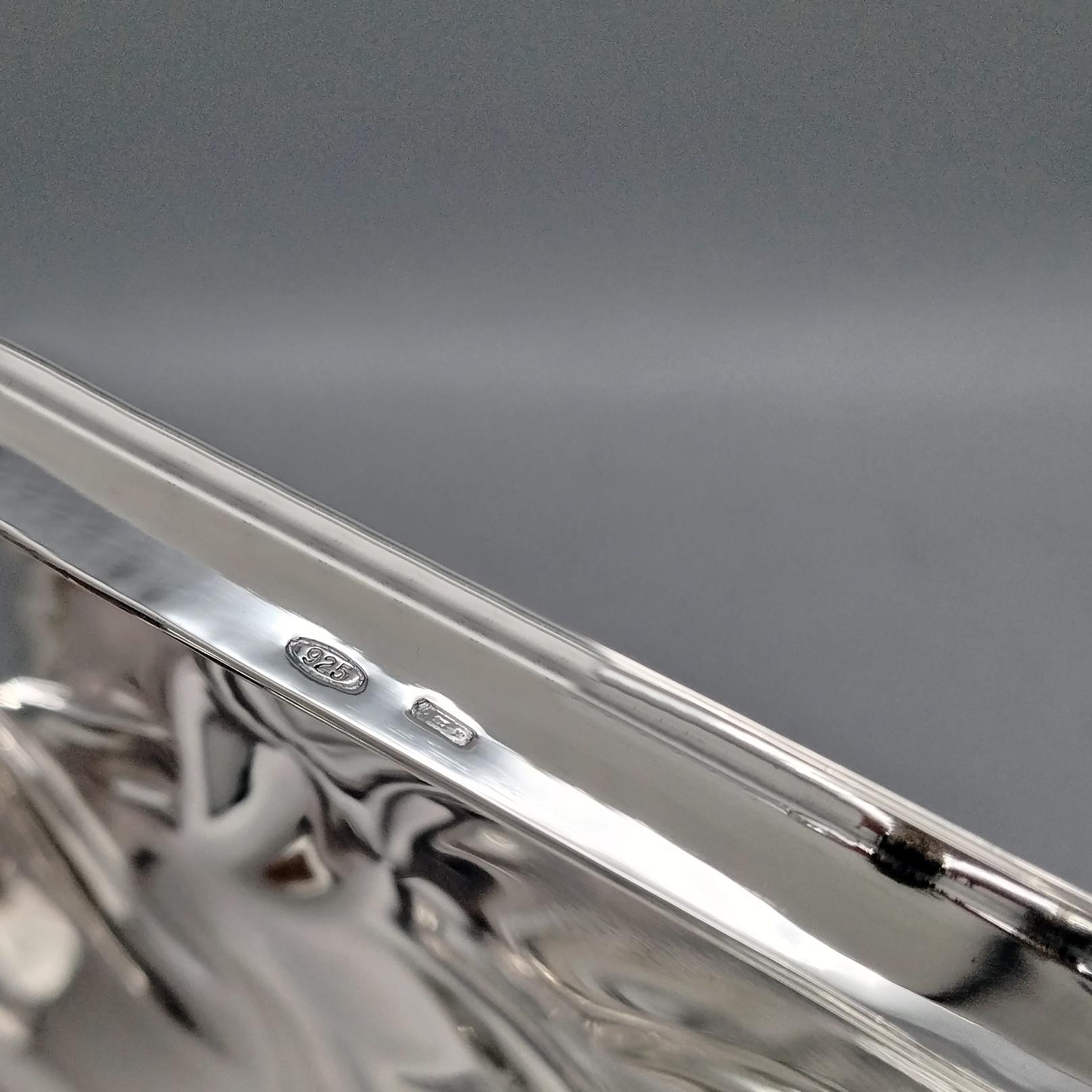 Caja decorativa oblonga de plata de ley italiana del siglo XX en venta 8