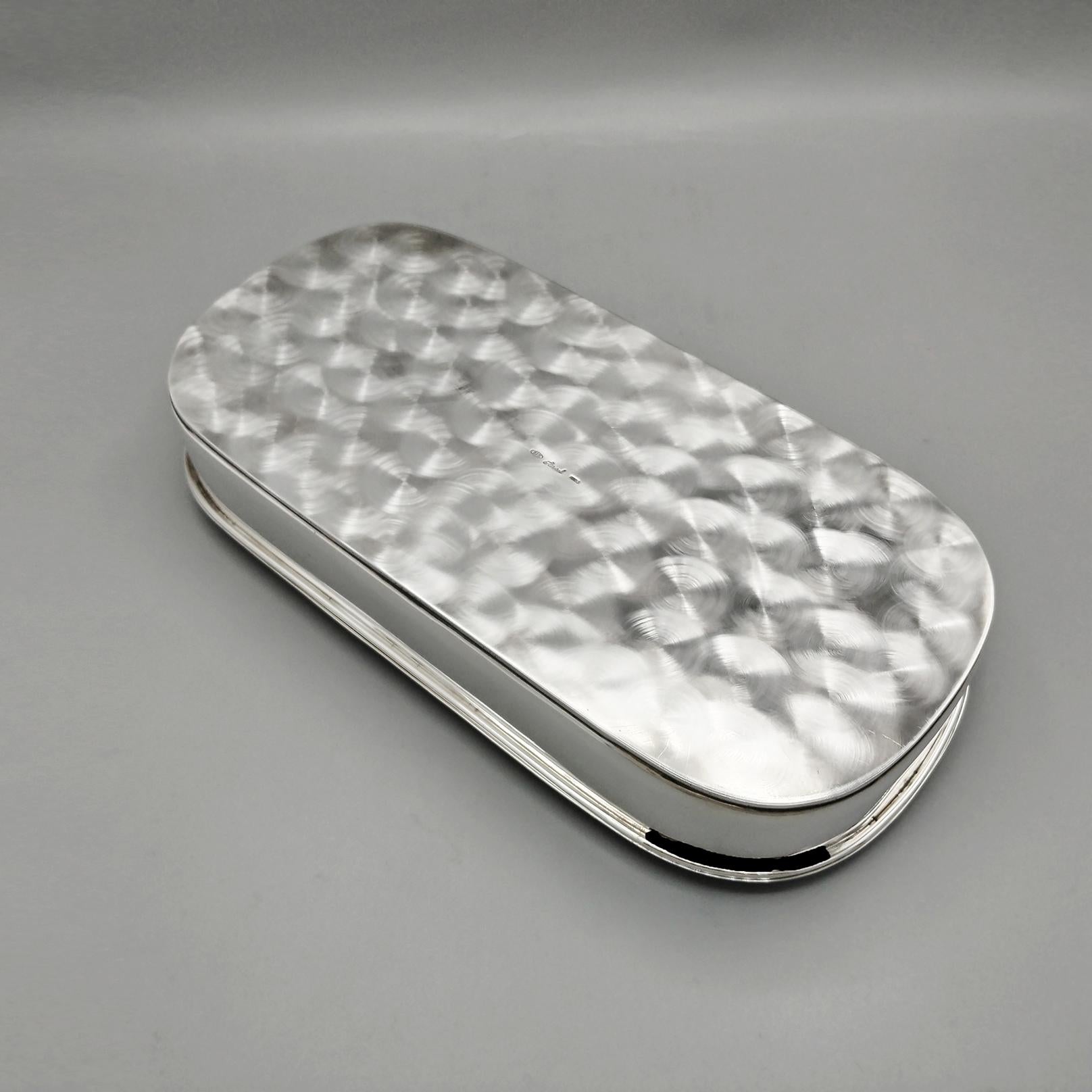 Caja decorativa oblonga de plata de ley italiana del siglo XX en venta 10