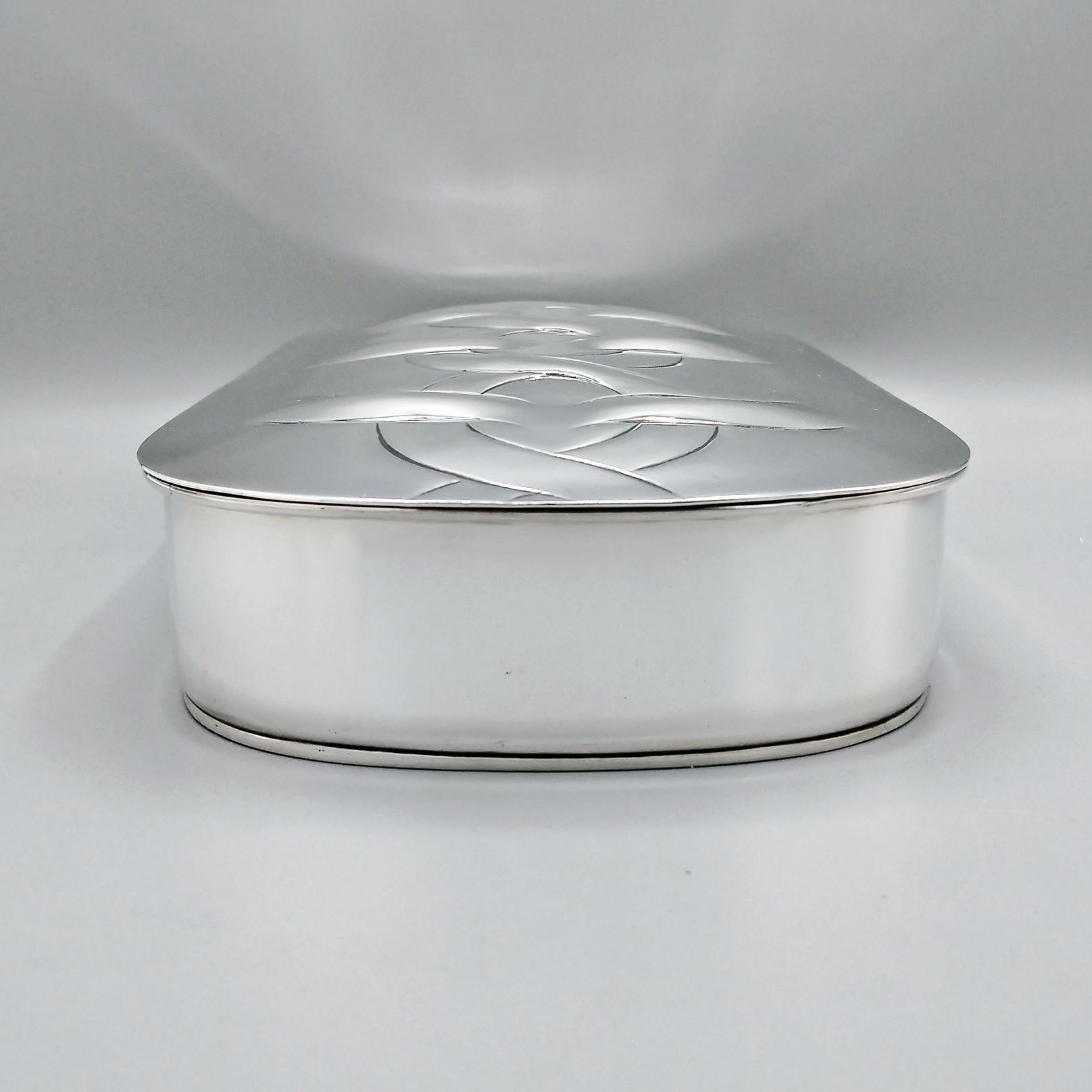 Caja decorativa oblonga de plata de ley italiana del siglo XX Hecho a mano en venta