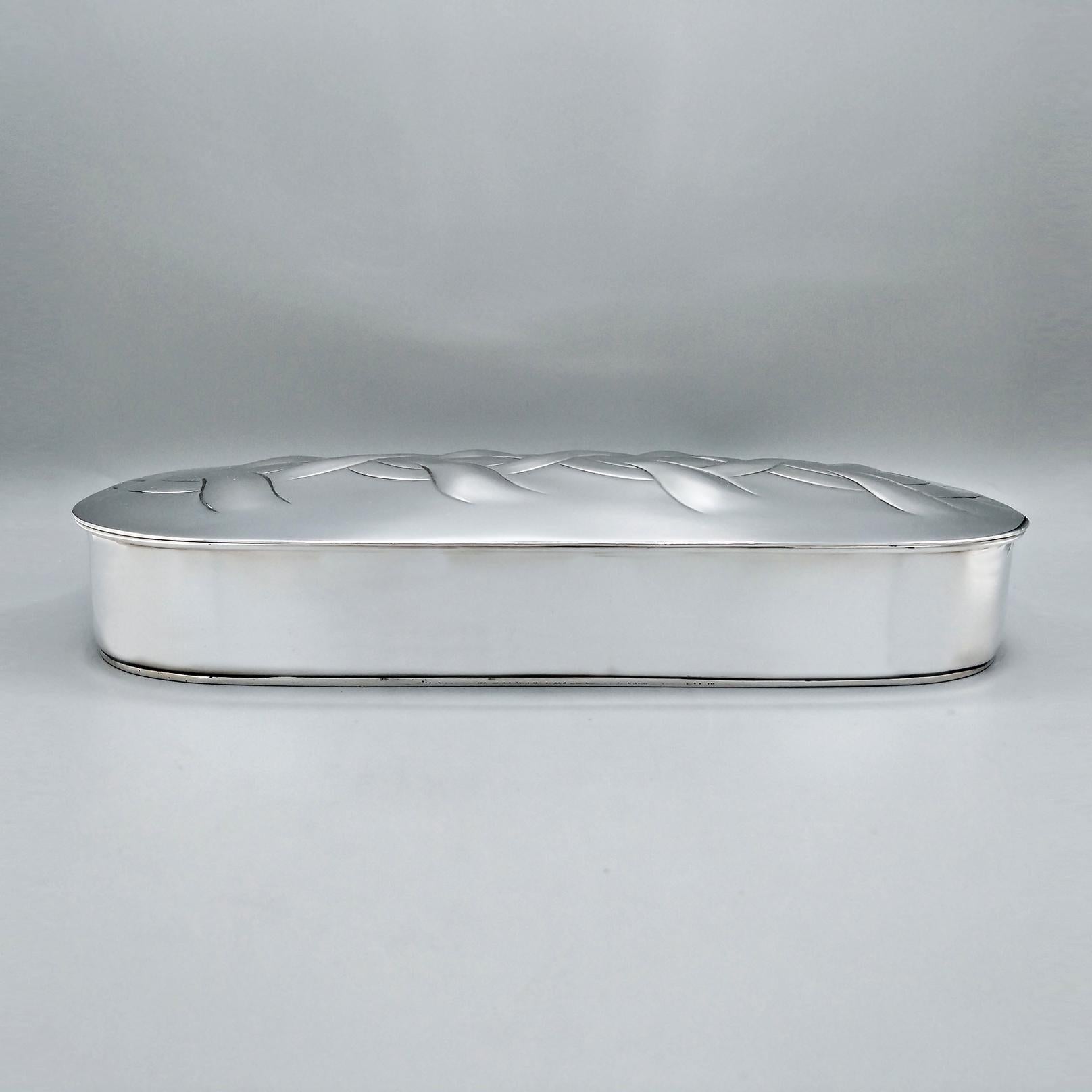 Caja decorativa oblonga de plata de ley italiana del siglo XX en Excelente estado para la venta en VALENZA, IT