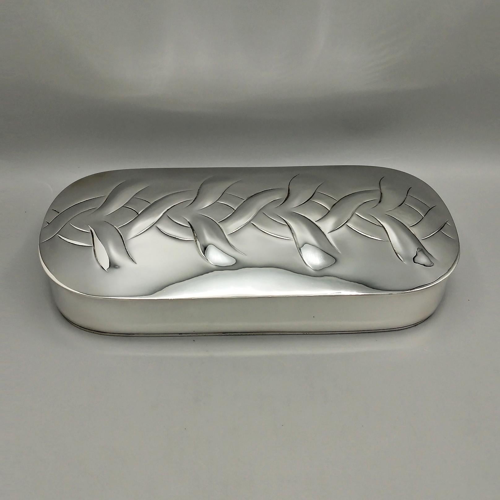 Caja decorativa oblonga de plata de ley italiana del siglo XX en venta 1