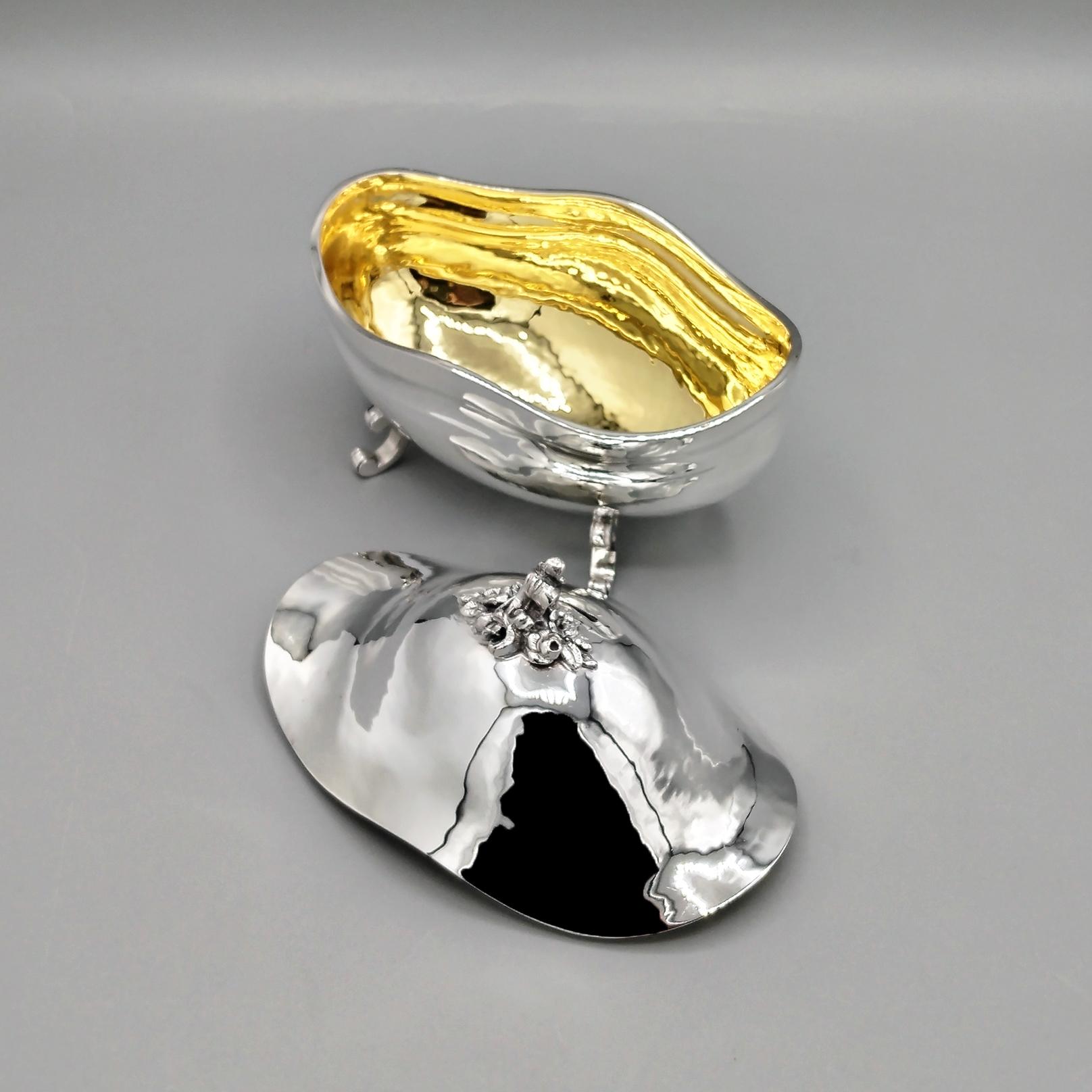 zuckerdose aus 925er Sterlingsilber, komplett handgefertigt.
Der Körper wurde aus einer 925er Silberplatte hergestellt und mit einem Hammer zu einer ovalen Schale geformt.
Der Deckel wurde auf die gleiche Weise hergestellt, indem ein Blatt